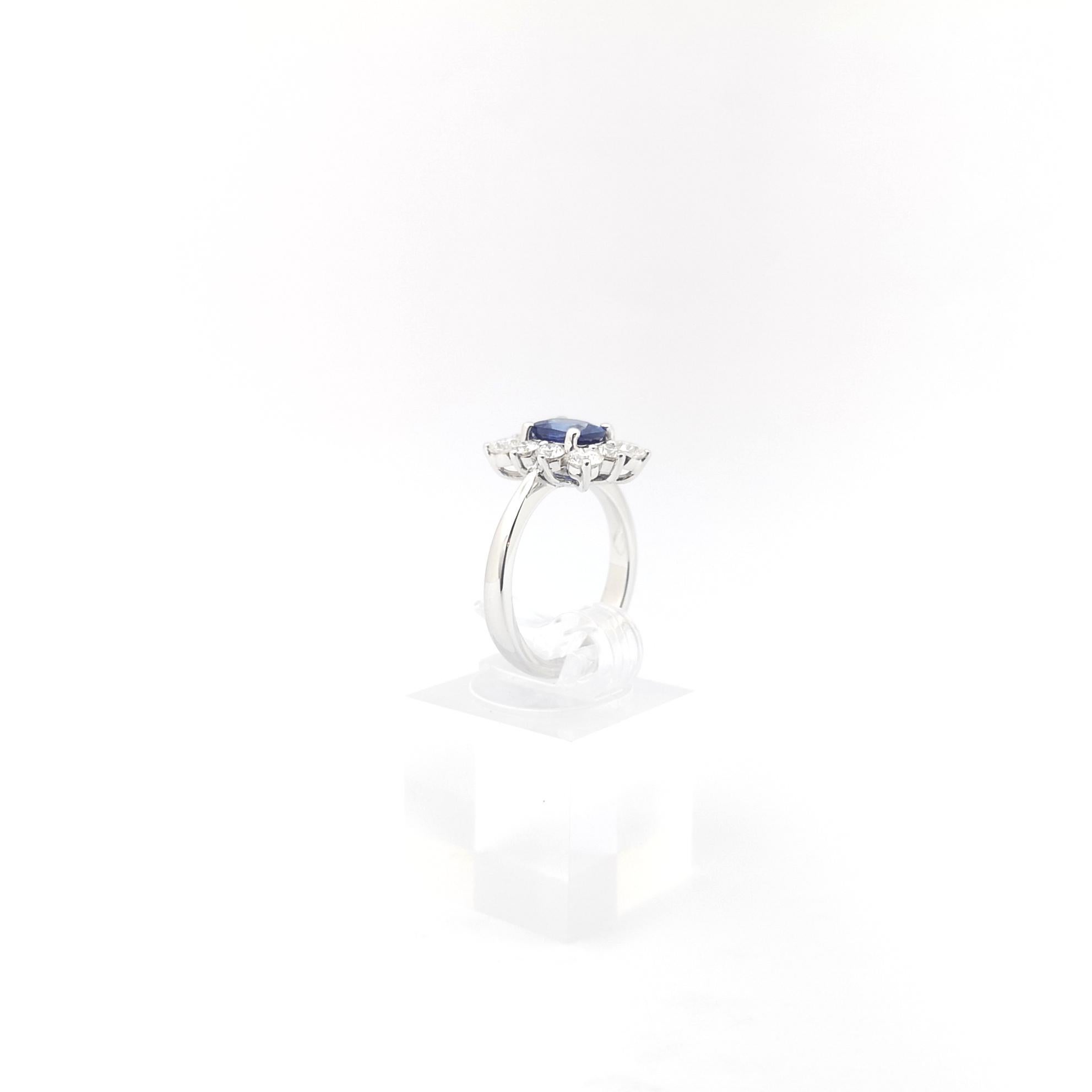 Bague en saphir bleu et diamants sertis en or blanc 18K en vente 4