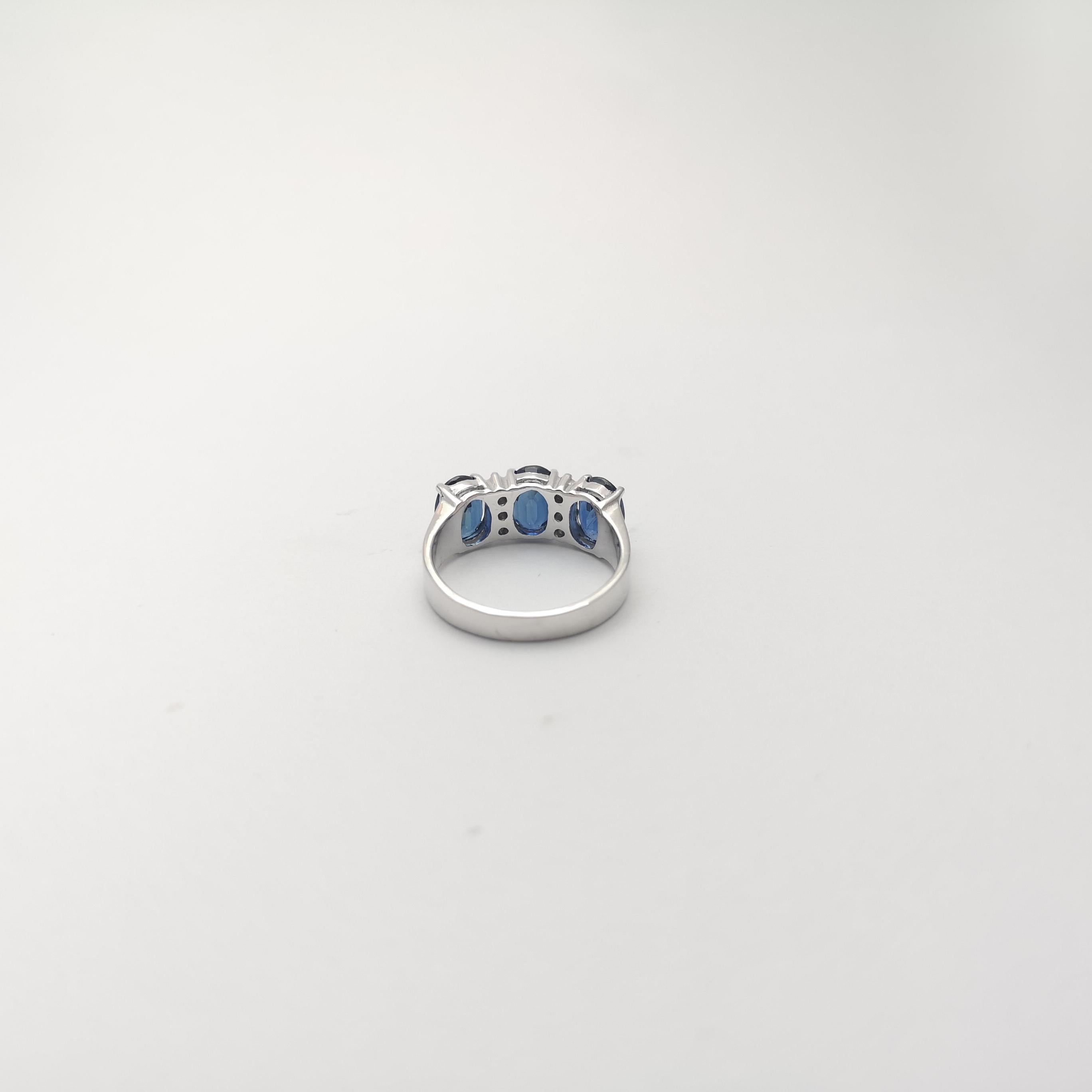 Anello con zaffiro blu e diamante con montatura in oro bianco 18 carati in vendita 4