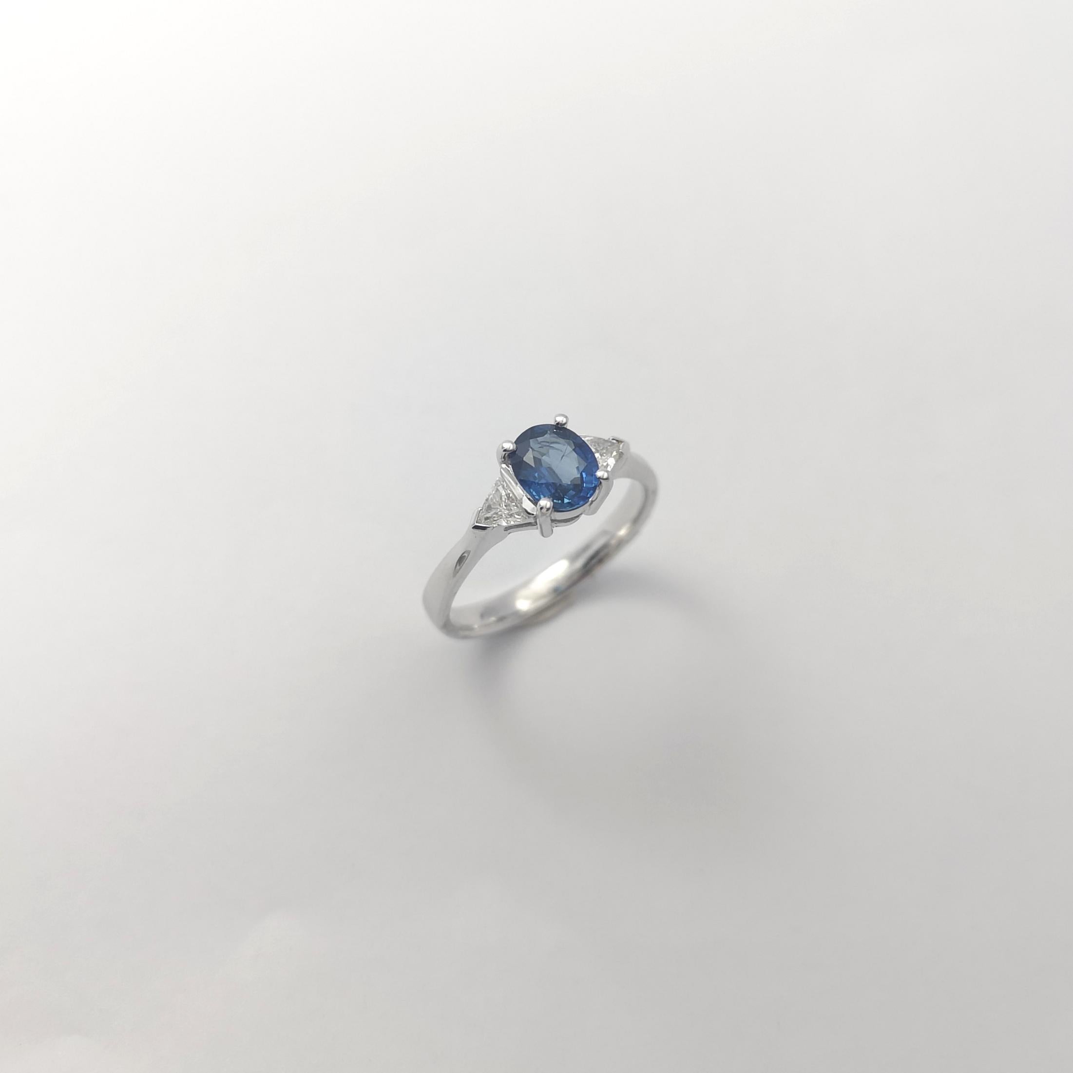 Blauer Saphir mit Diamantring in 18 Karat Weißgold gefasst im Angebot 4