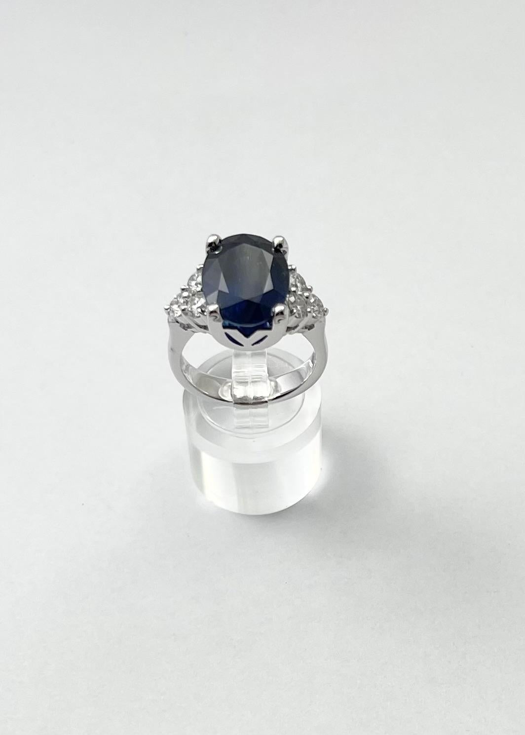 Blauer Saphir mit Diamantring in 18 Karat Weißgold gefasst im Angebot 4