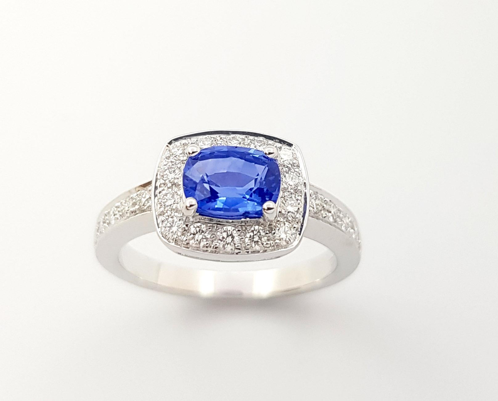 Bague en saphir bleu et diamants sertis en or blanc 18K en vente 5