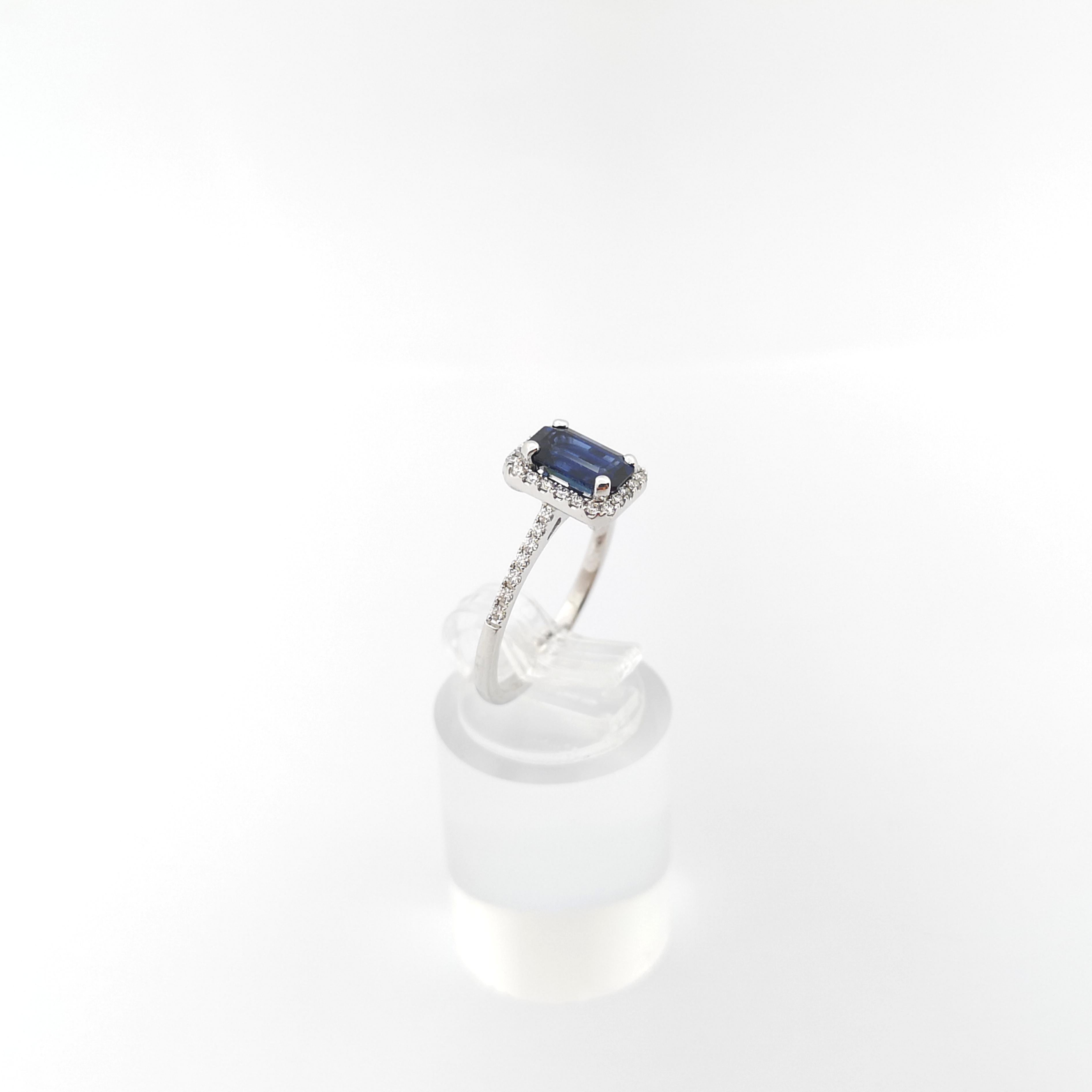 Bague en saphir bleu et diamants sertis en or blanc 18K en vente 5