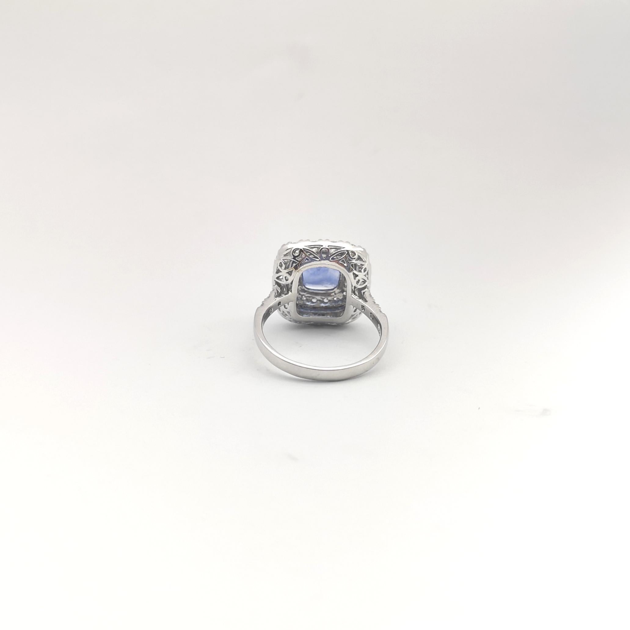 Bague en saphir bleu et diamants sertis en or blanc 18K en vente 5