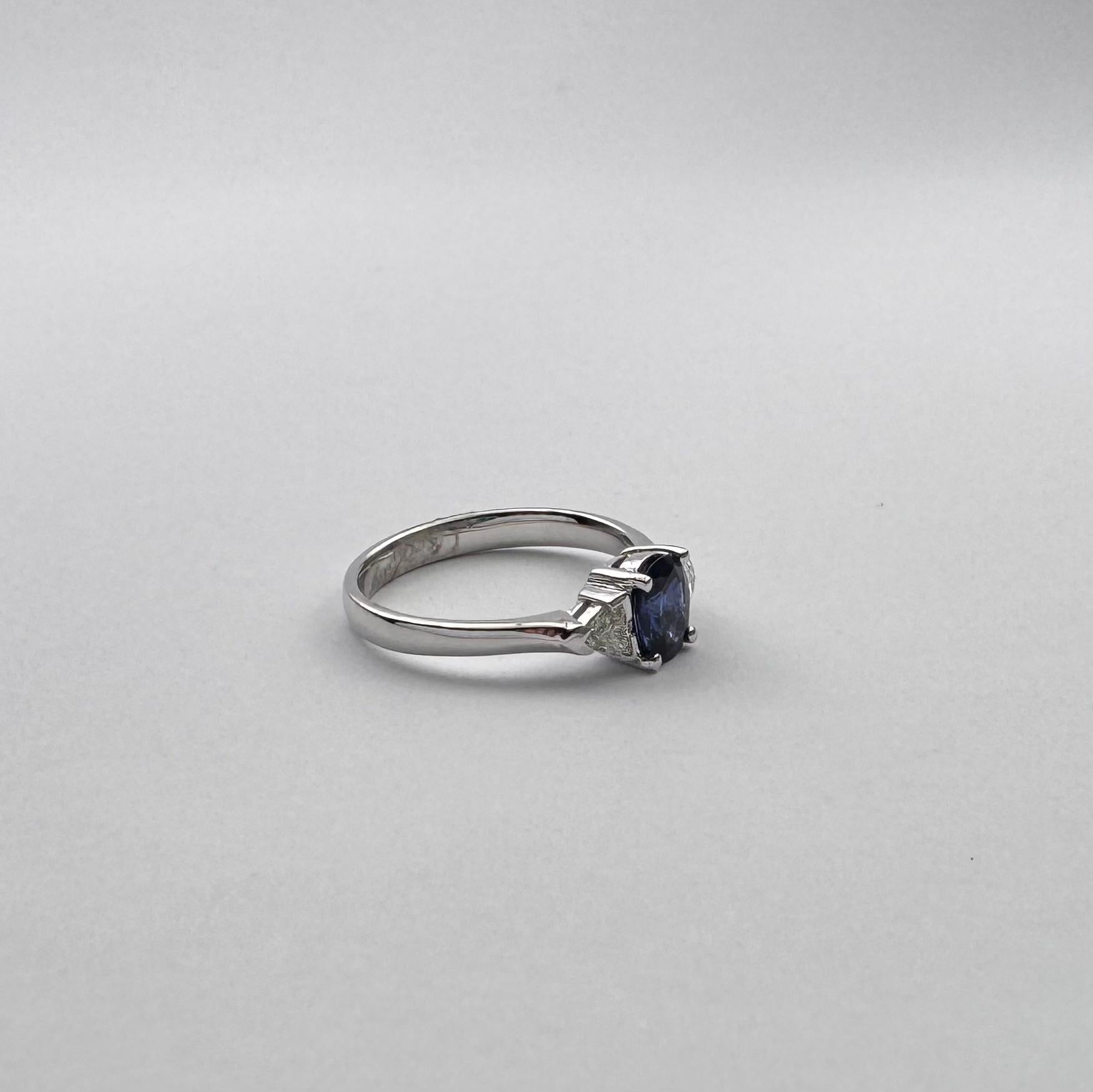 Anello con zaffiro blu e diamante con montatura in oro bianco 18 carati in vendita 5