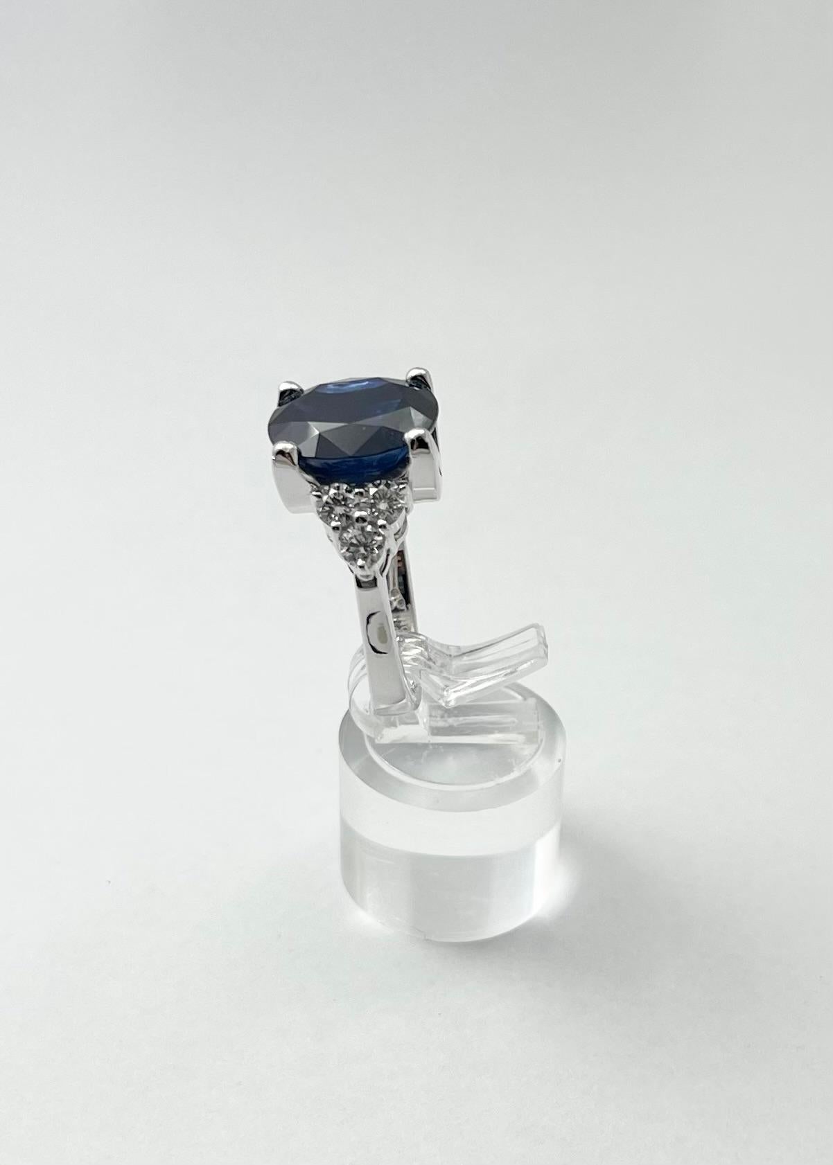 Blauer Saphir mit Diamantring in 18 Karat Weißgold gefasst im Angebot 6