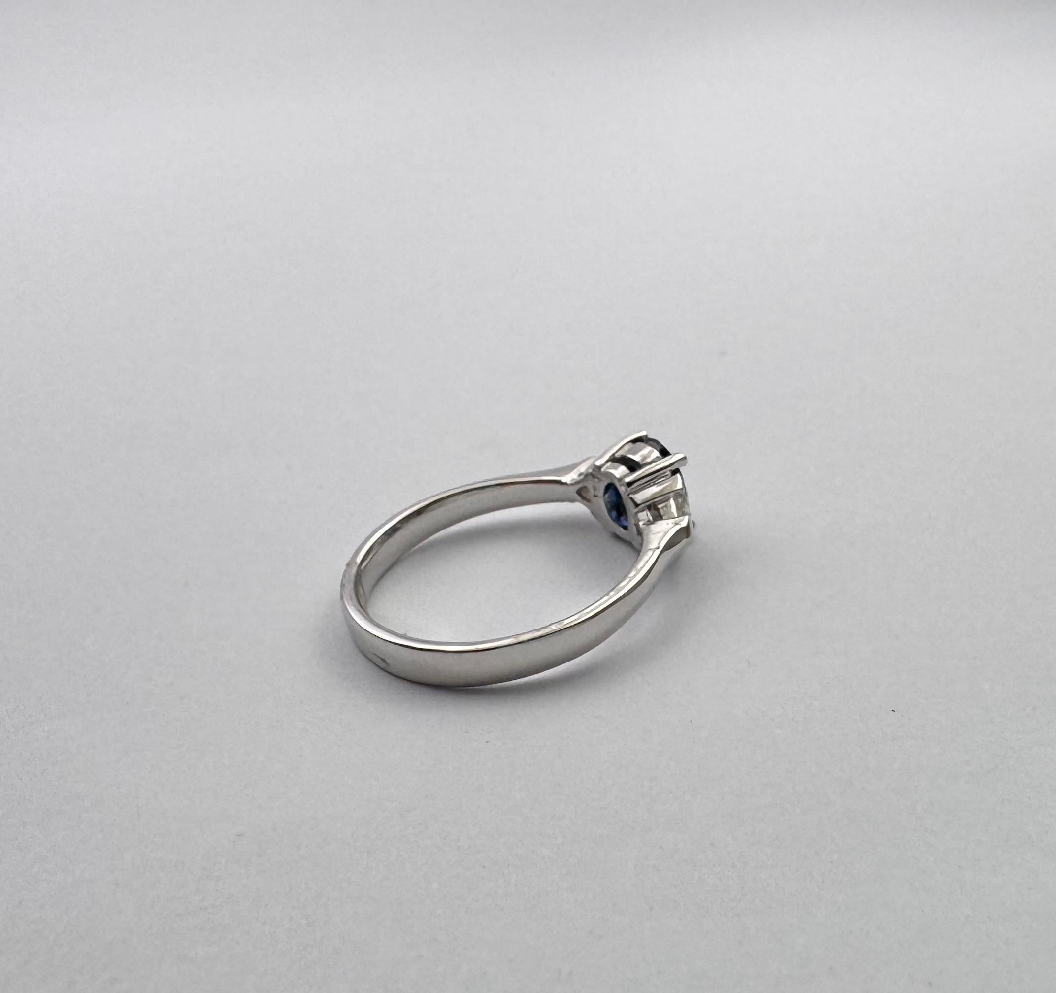 Anello con zaffiro blu e diamante con montatura in oro bianco 18 carati in vendita 6