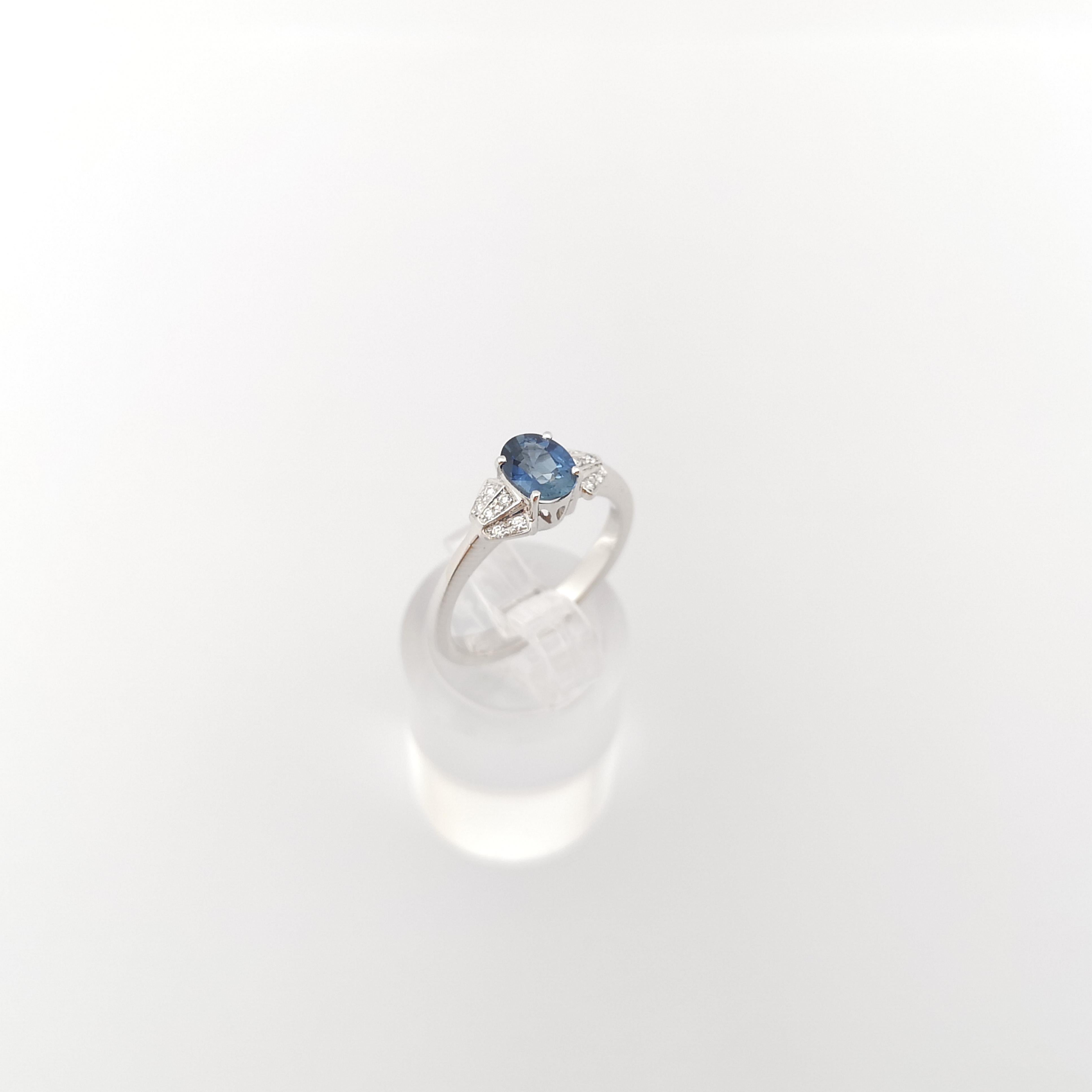 Bague en saphir bleu et diamants sertis en or blanc 18K en vente 7