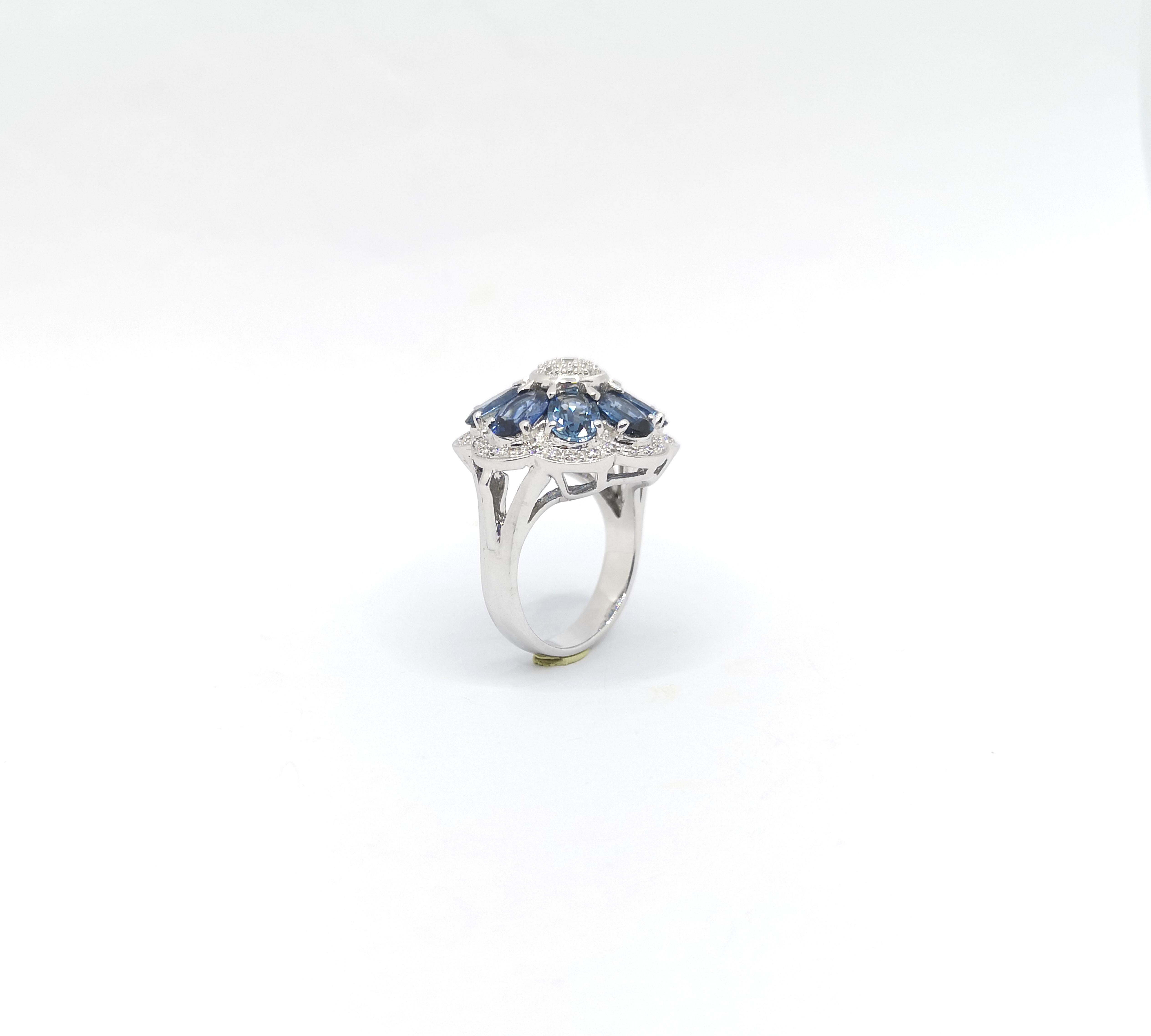 Blauer Saphir mit Diamantring in 18 Karat Weißgold gefasst im Angebot 7