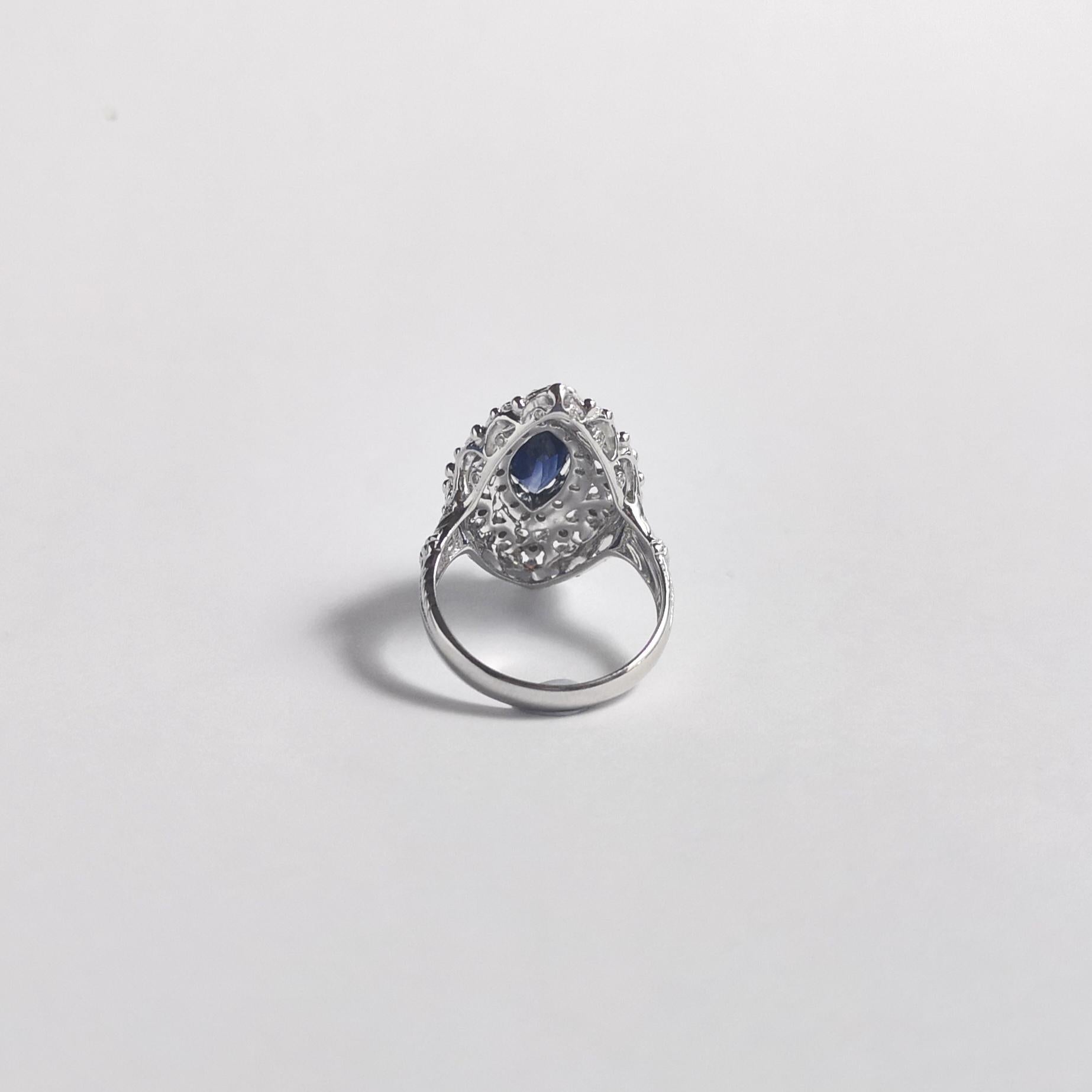 Blauer Saphir mit Diamantring in 18 Karat Weißgold gefasst im Angebot 7