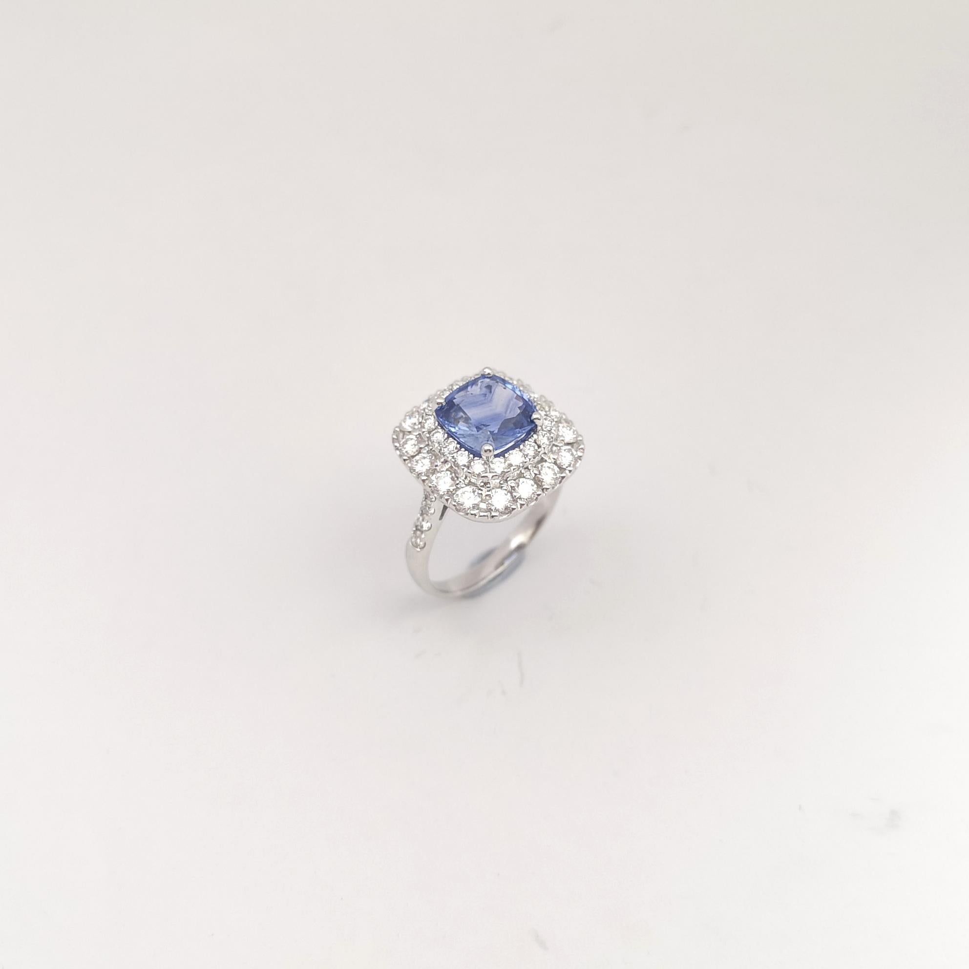 Bague en saphir bleu et diamants sertis en or blanc 18K en vente 7