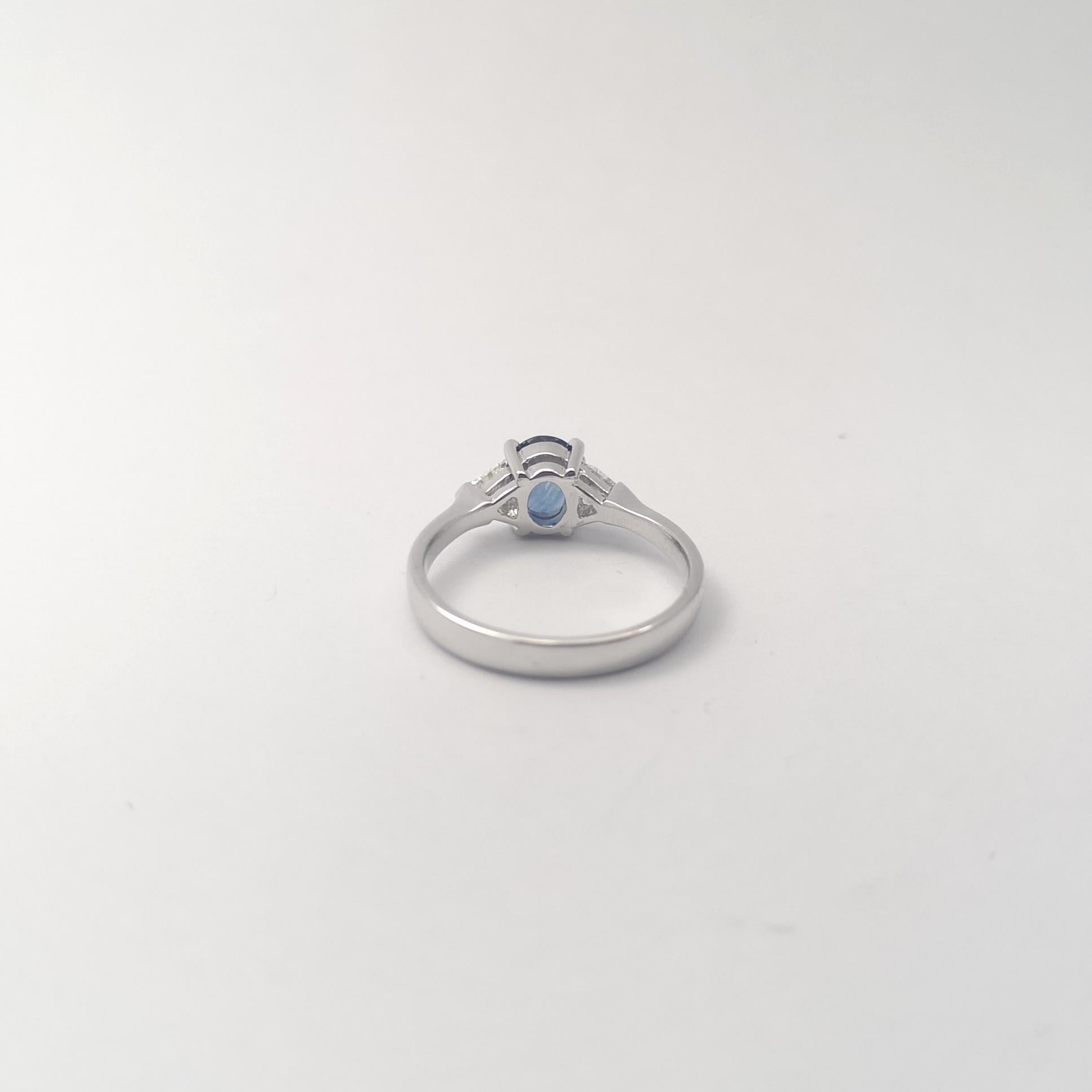 Blauer Saphir mit Diamantring in 18 Karat Weißgold gefasst im Angebot 7