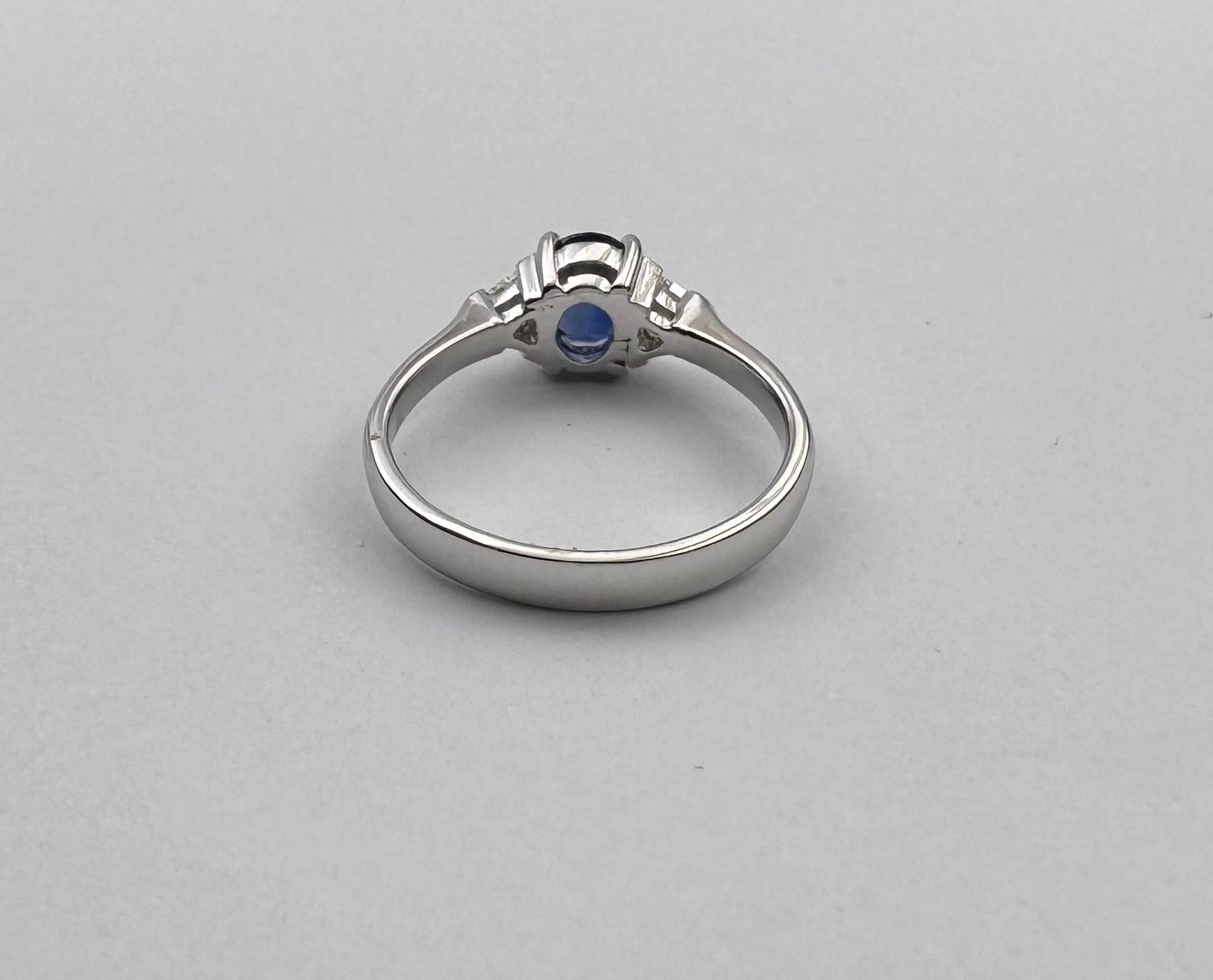 Anello con zaffiro blu e diamante con montatura in oro bianco 18 carati in vendita 7