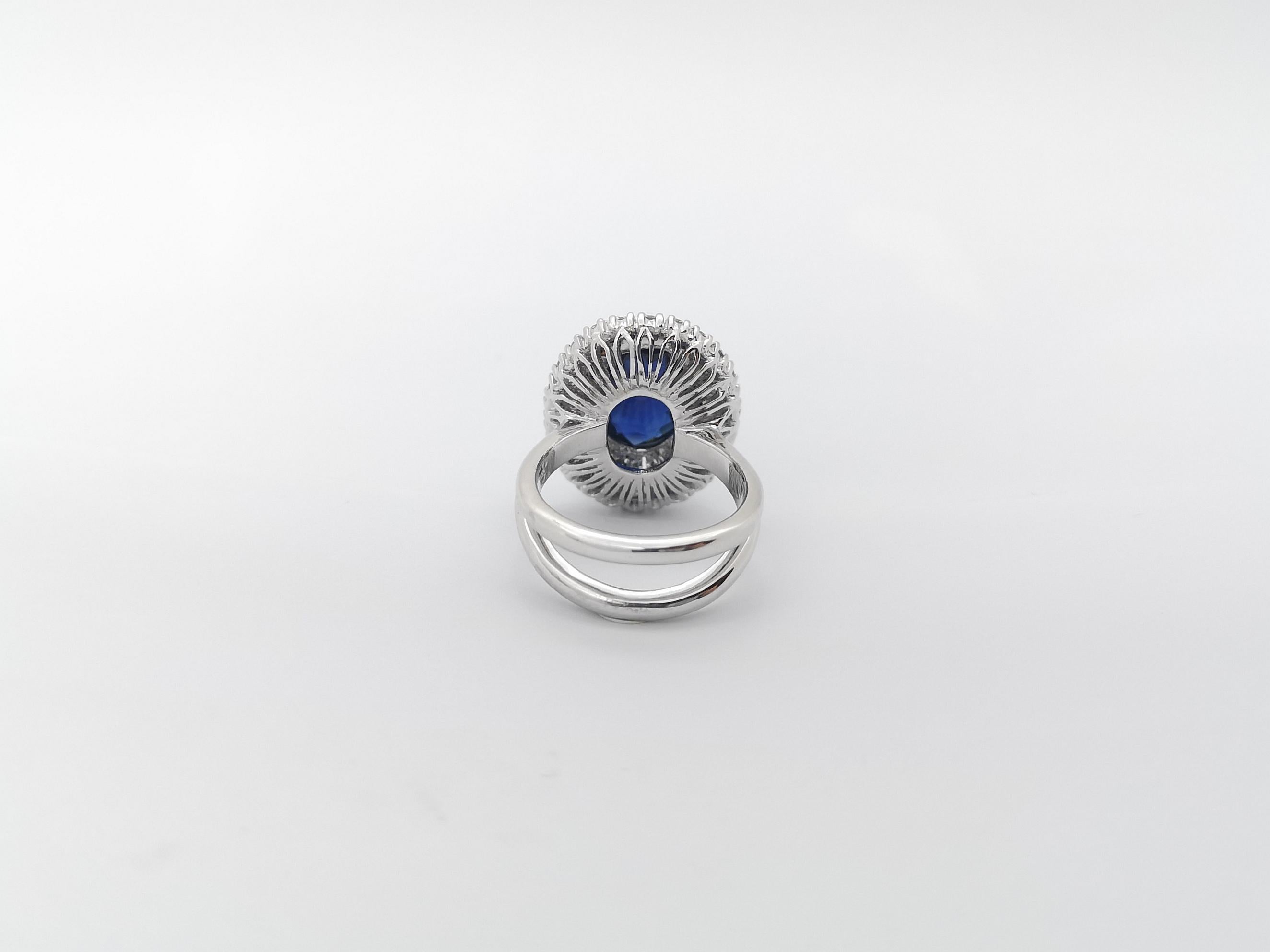 Bague en saphir bleu et diamants sertis en or blanc 18K en vente 8