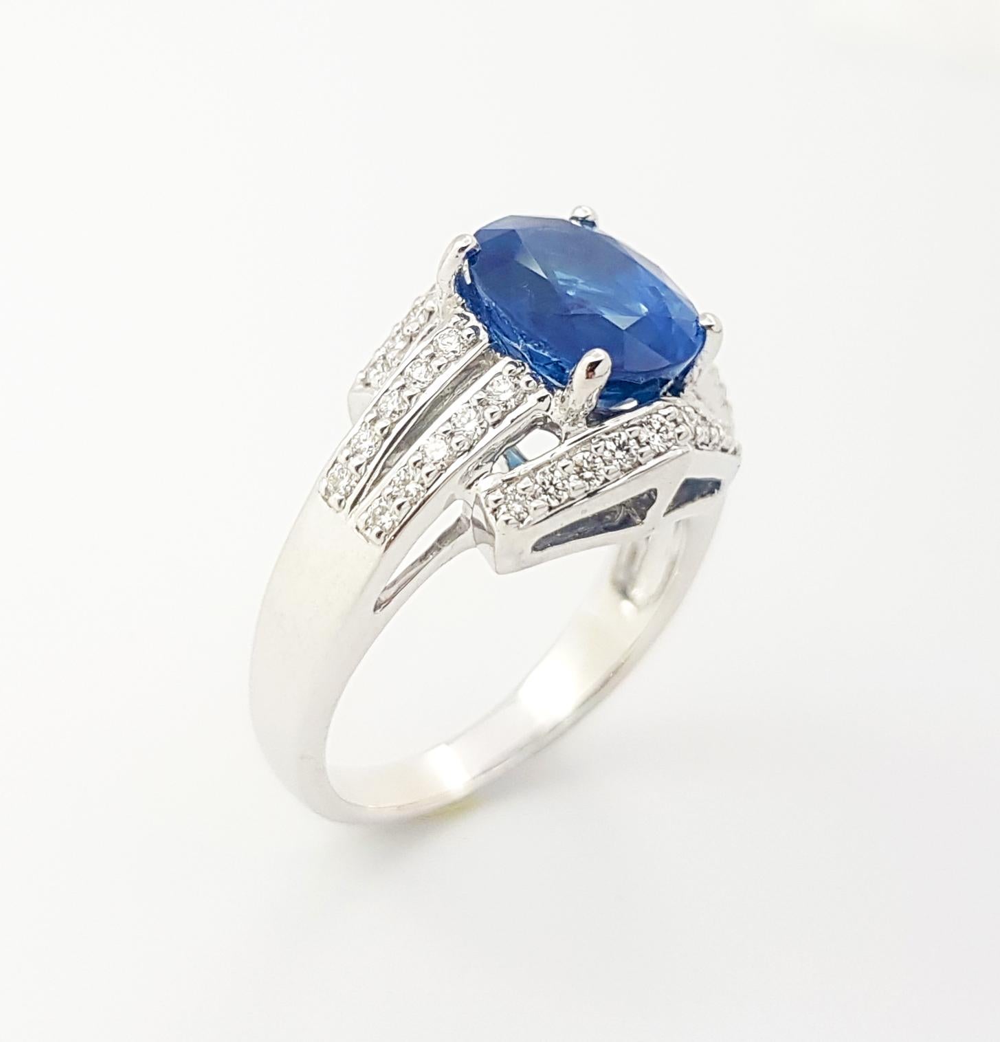 Bague en saphir bleu et diamants sertis en or blanc 18K en vente 8