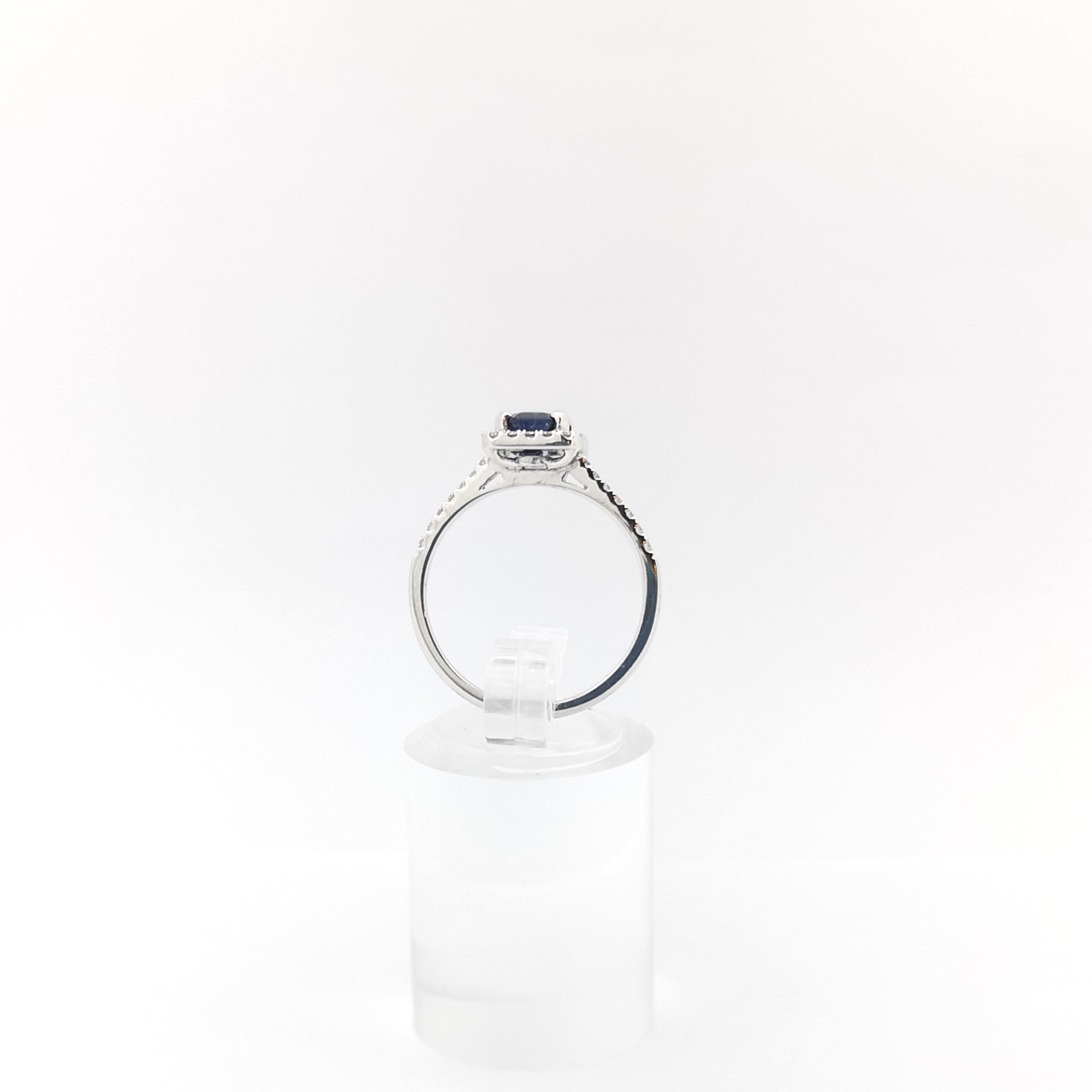 Bague en saphir bleu et diamants sertis en or blanc 18K en vente 8