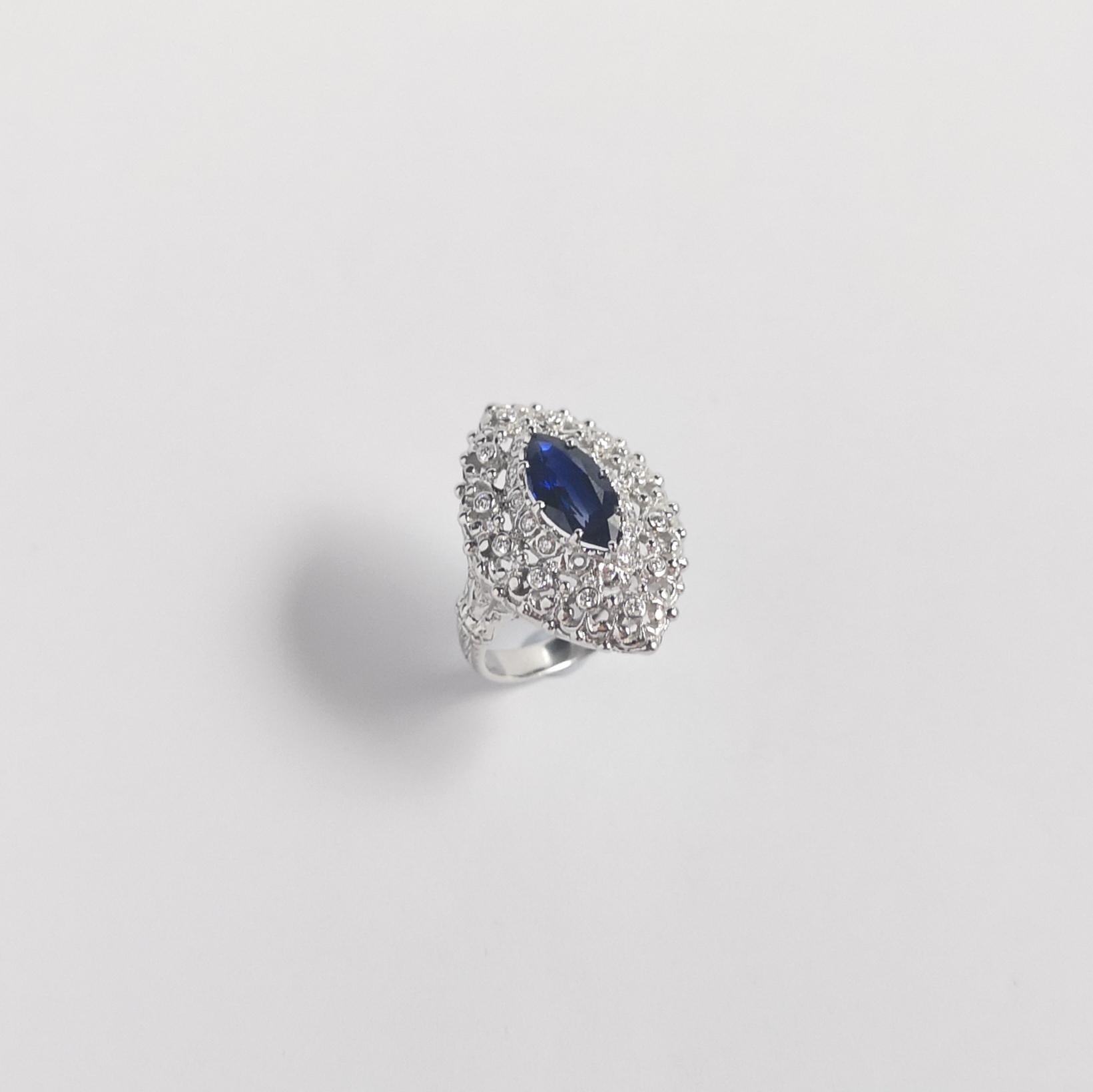 Blauer Saphir mit Diamantring in 18 Karat Weißgold gefasst im Angebot 8