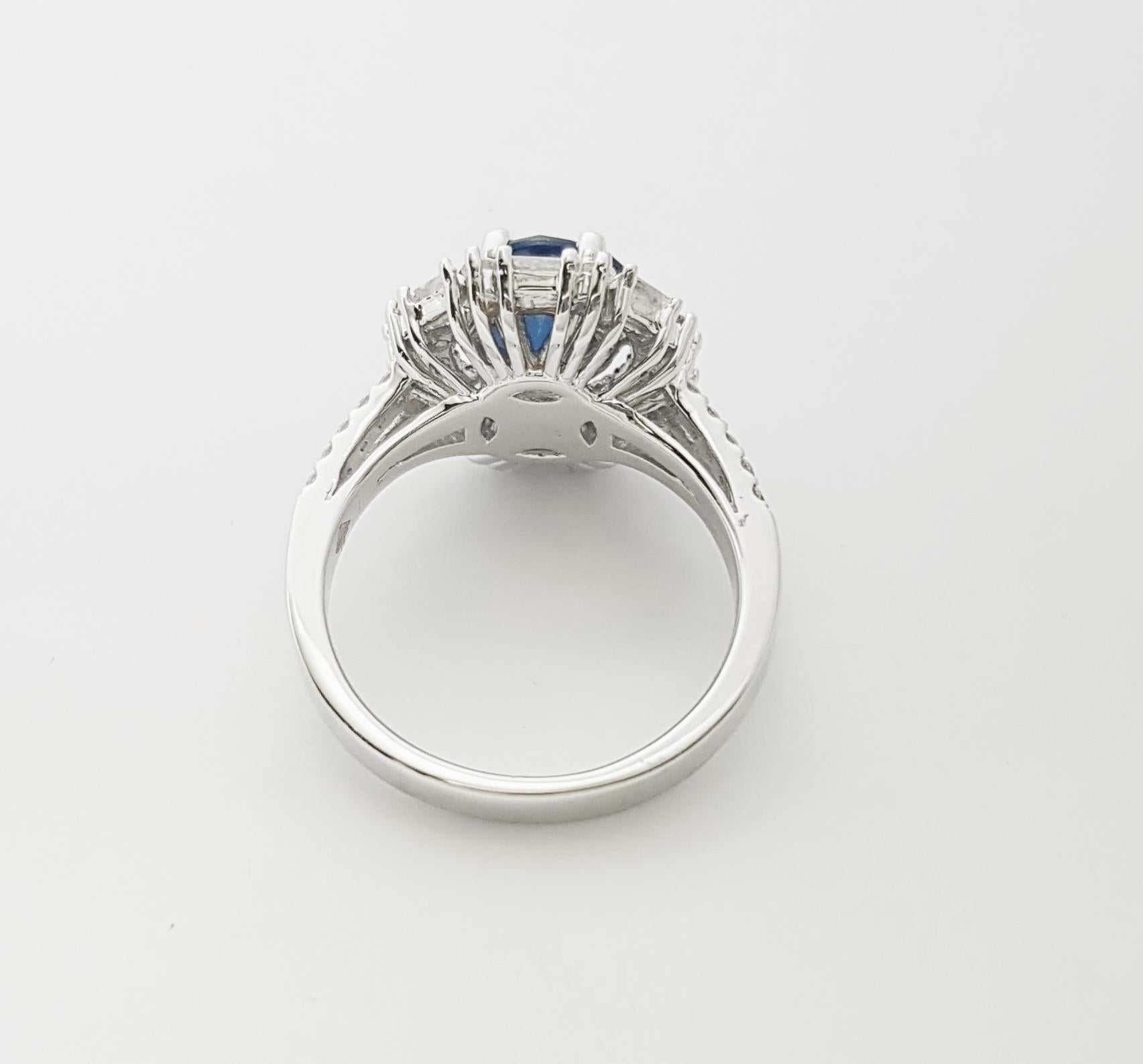 Blauer Saphir mit Diamantring in 18 Karat Weißgold gefasst im Angebot 8