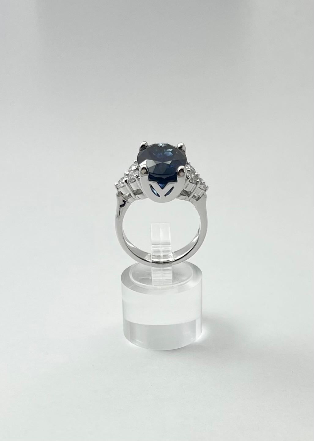 Blauer Saphir mit Diamantring in 18 Karat Weißgold gefasst im Angebot 8