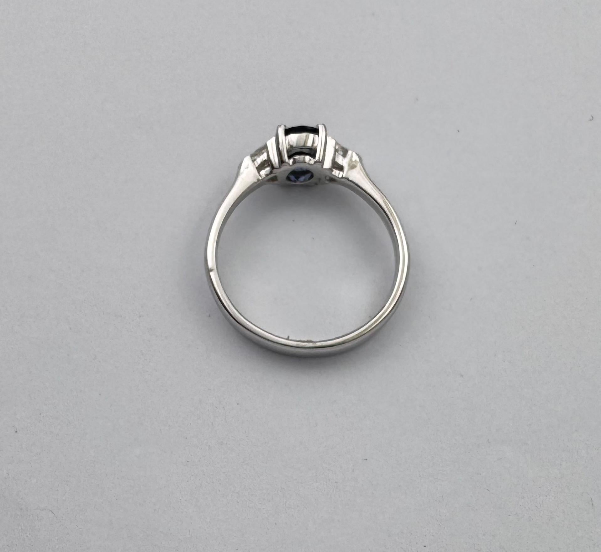 Anello con zaffiro blu e diamante con montatura in oro bianco 18 carati in vendita 8