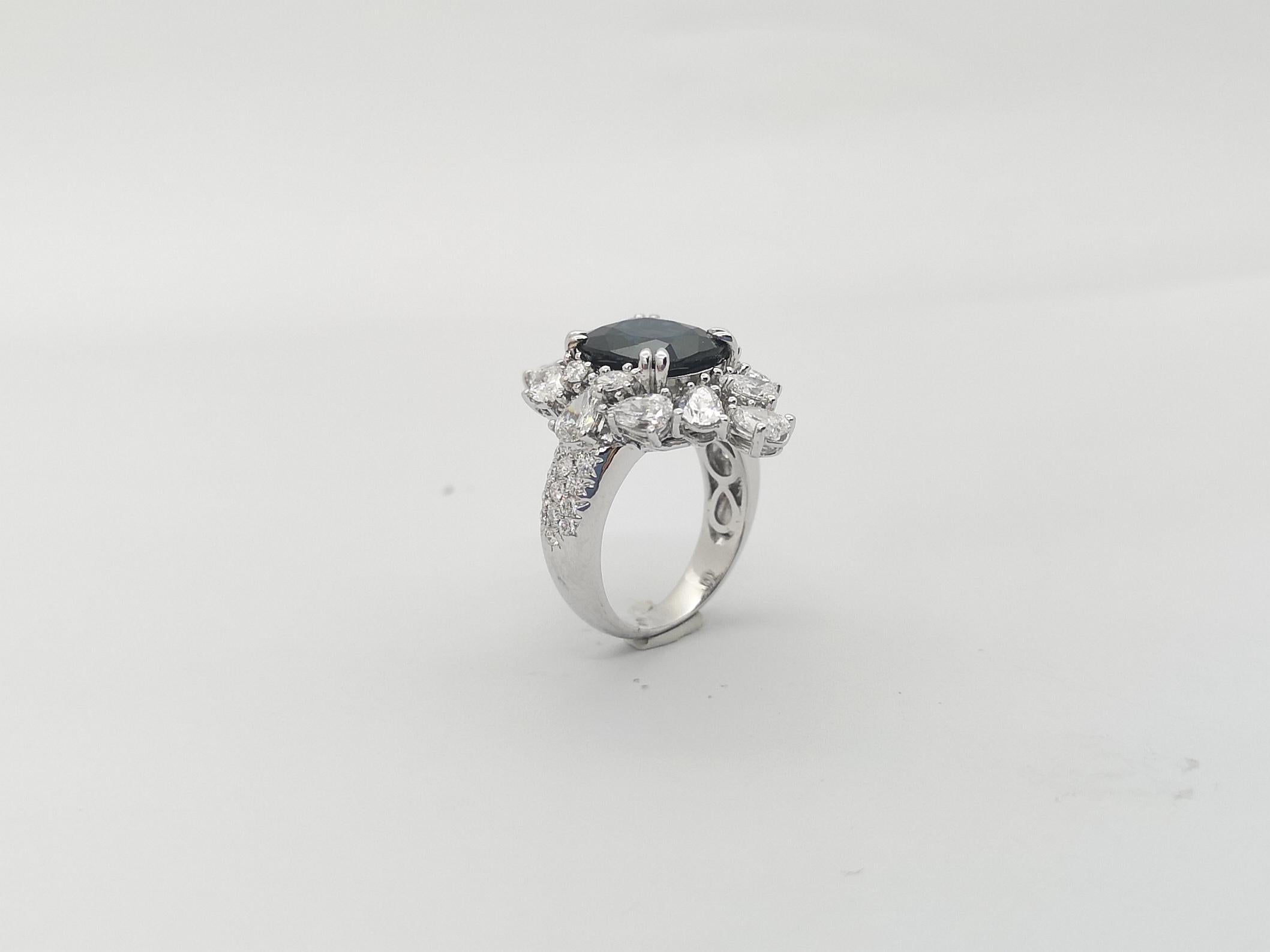 Bague en saphir bleu et diamants sertis en or blanc 18K en vente 9