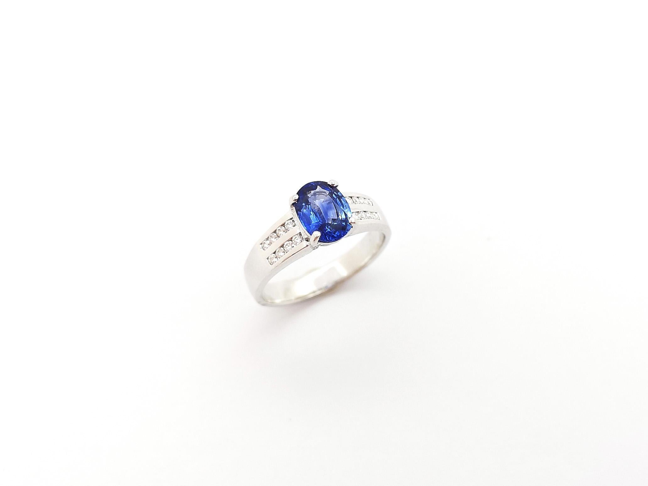 Bague en saphir bleu et diamants sertis en or blanc 18K en vente 9