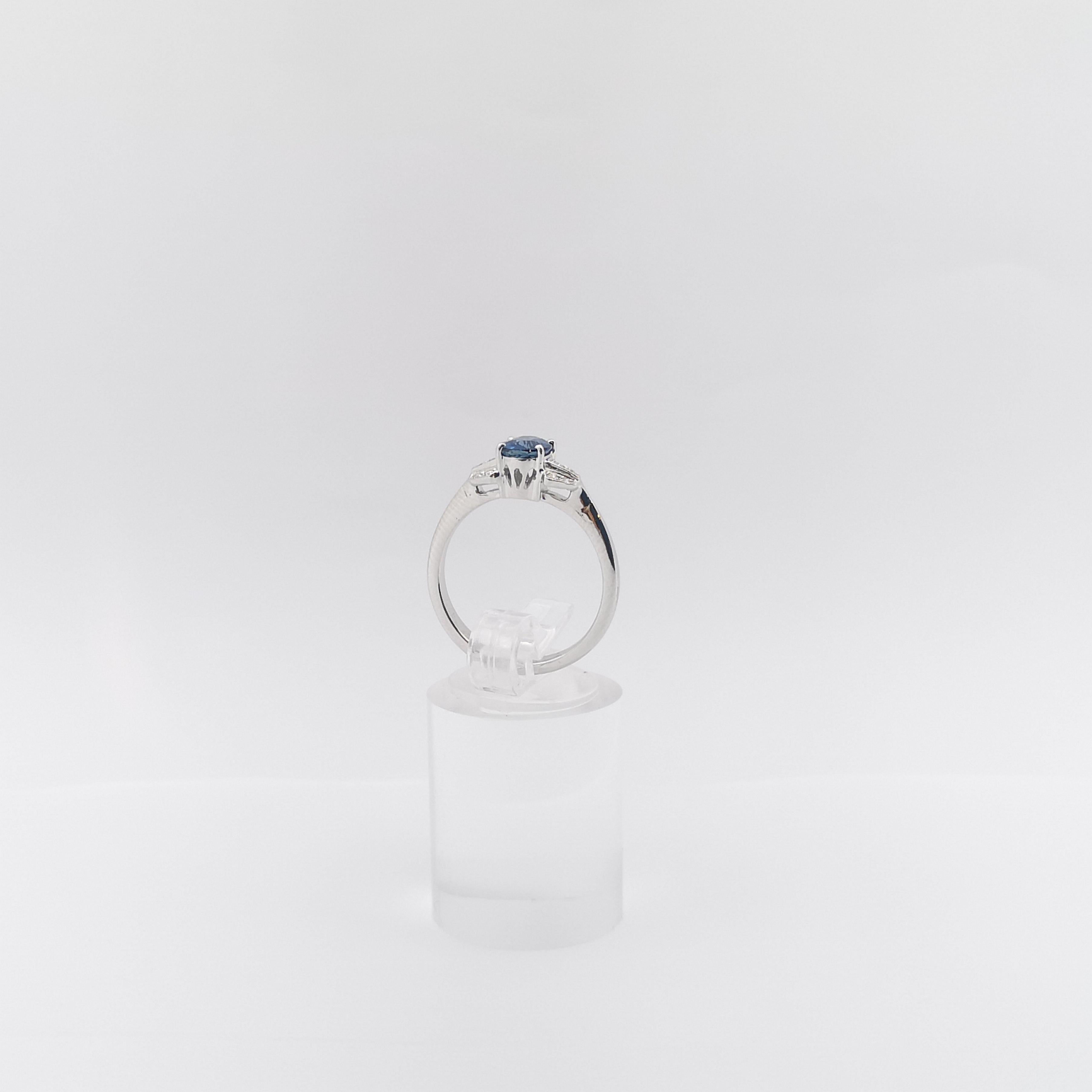 Blauer Saphir mit Diamantring in 18 Karat Weißgold gefasst im Angebot 9