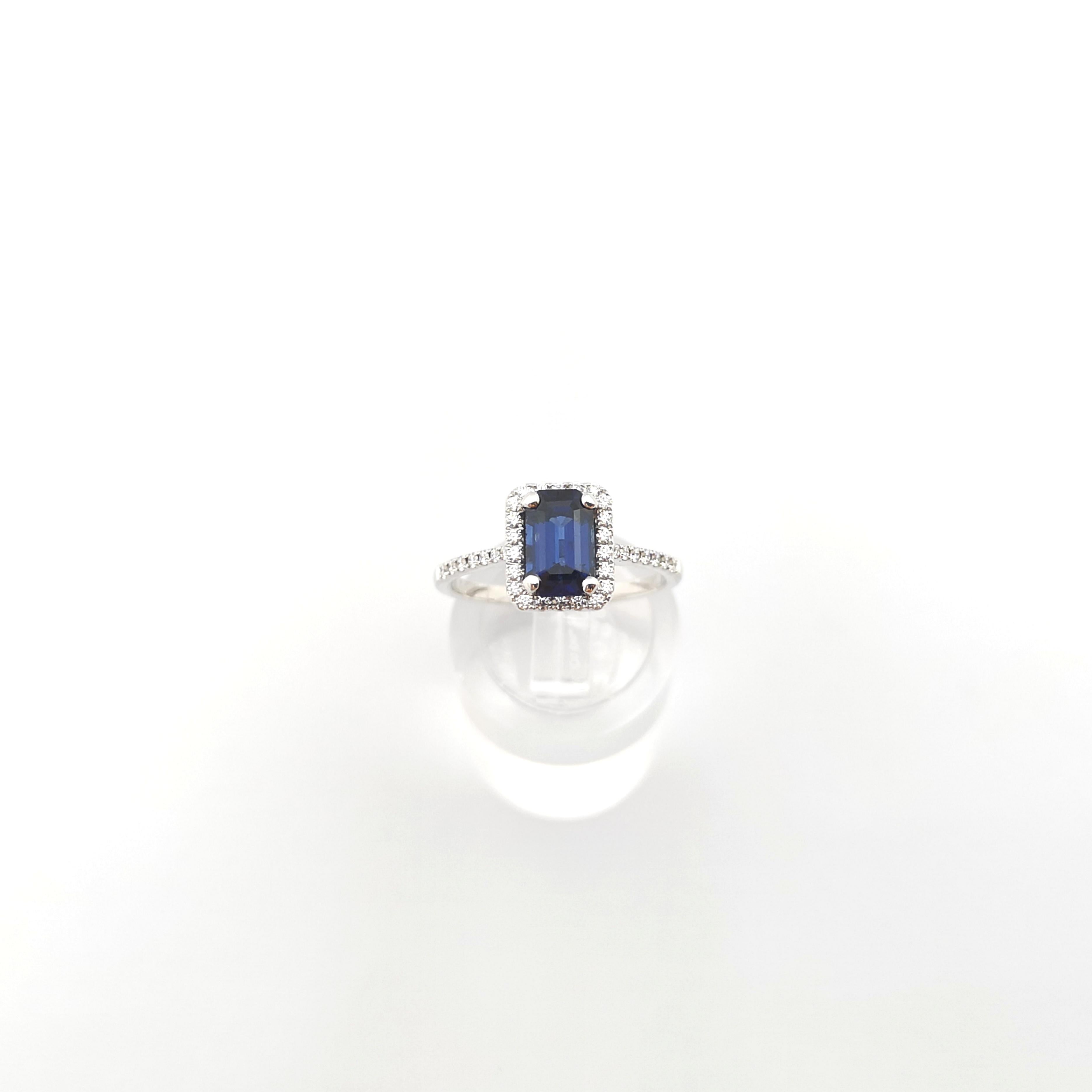 Bague en saphir bleu et diamants sertis en or blanc 18K en vente 9