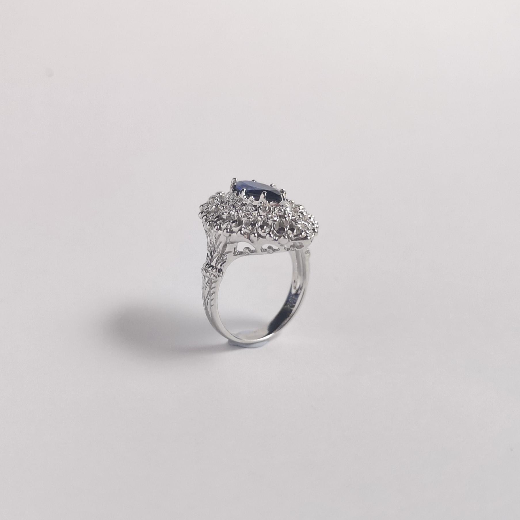 Blauer Saphir mit Diamantring in 18 Karat Weißgold gefasst im Angebot 9