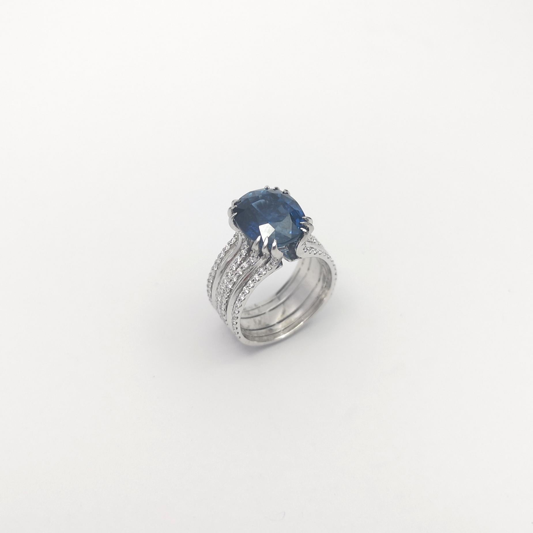 Blauer Saphir mit Diamantring in 18 Karat Weißgold gefasst im Angebot 9