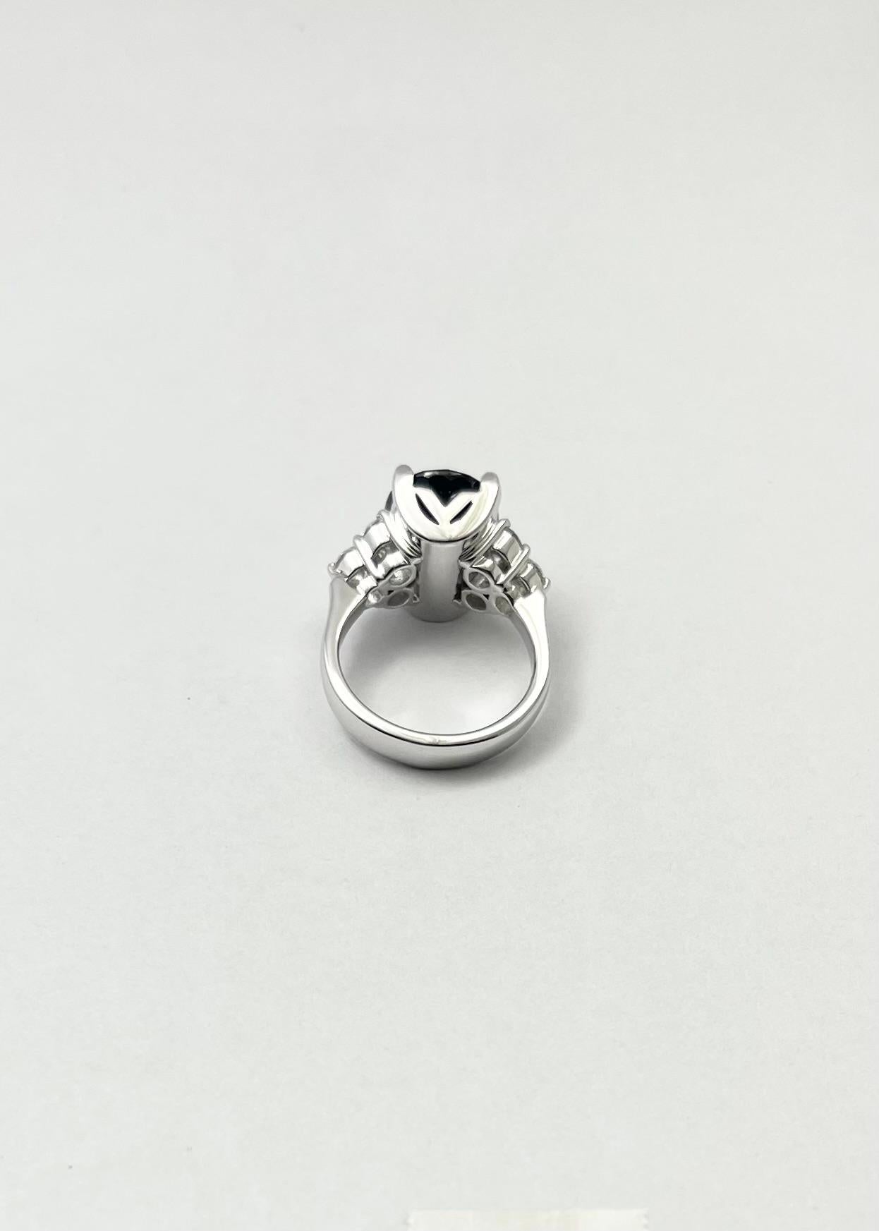 Blauer Saphir mit Diamantring in 18 Karat Weißgold gefasst im Angebot 9