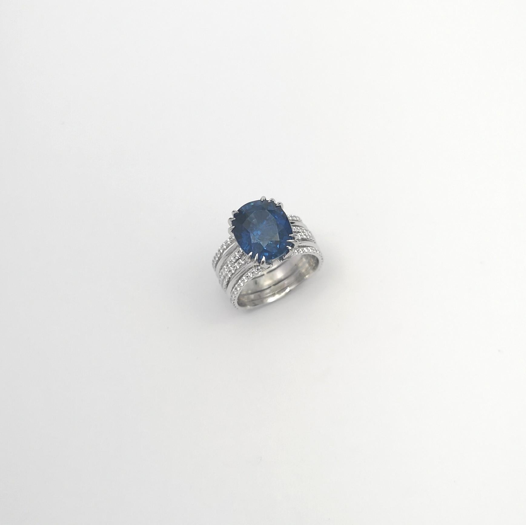 Blauer Saphir mit Diamantring in 18 Karat Weißgold gefasst im Angebot 10