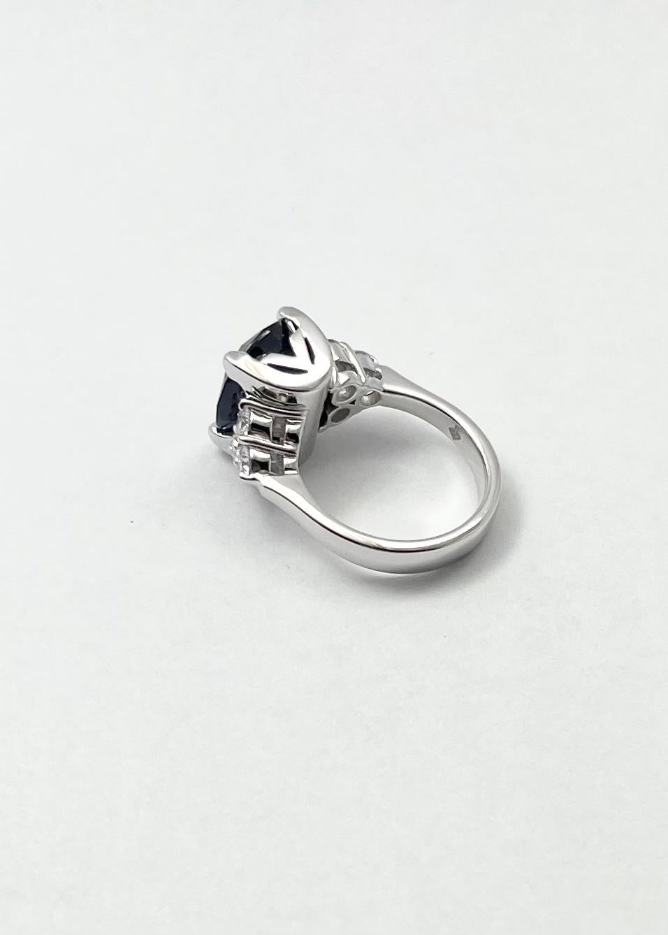 Blauer Saphir mit Diamantring in 18 Karat Weißgold gefasst im Angebot 10