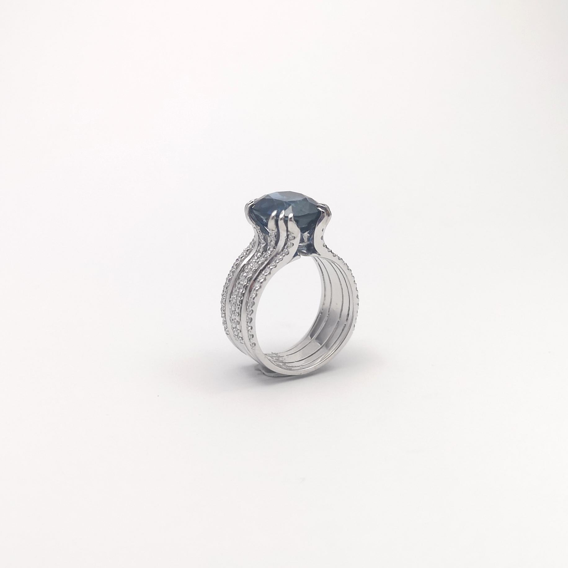 Blauer Saphir mit Diamantring in 18 Karat Weißgold gefasst im Angebot 11
