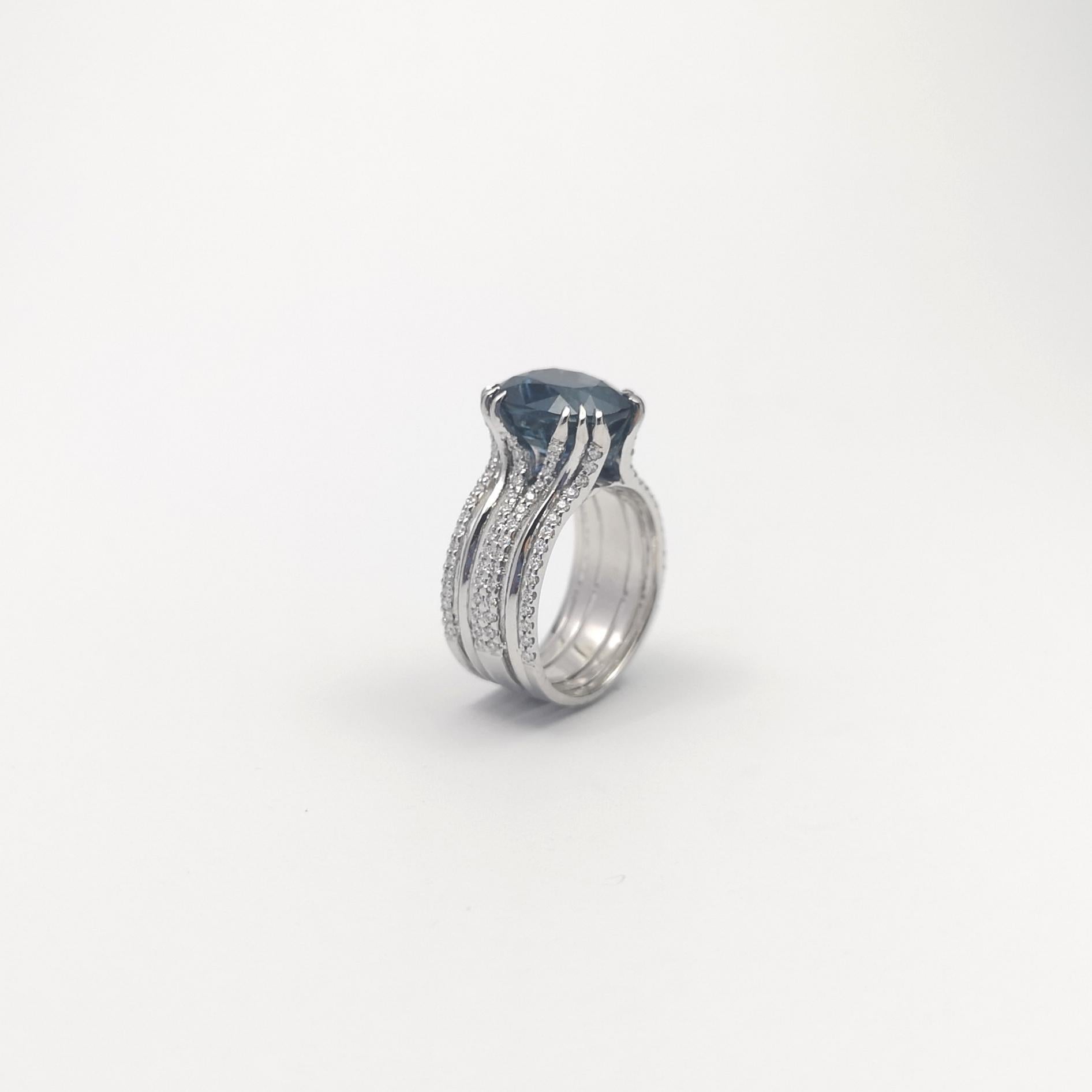Blauer Saphir mit Diamantring in 18 Karat Weißgold gefasst im Angebot 12