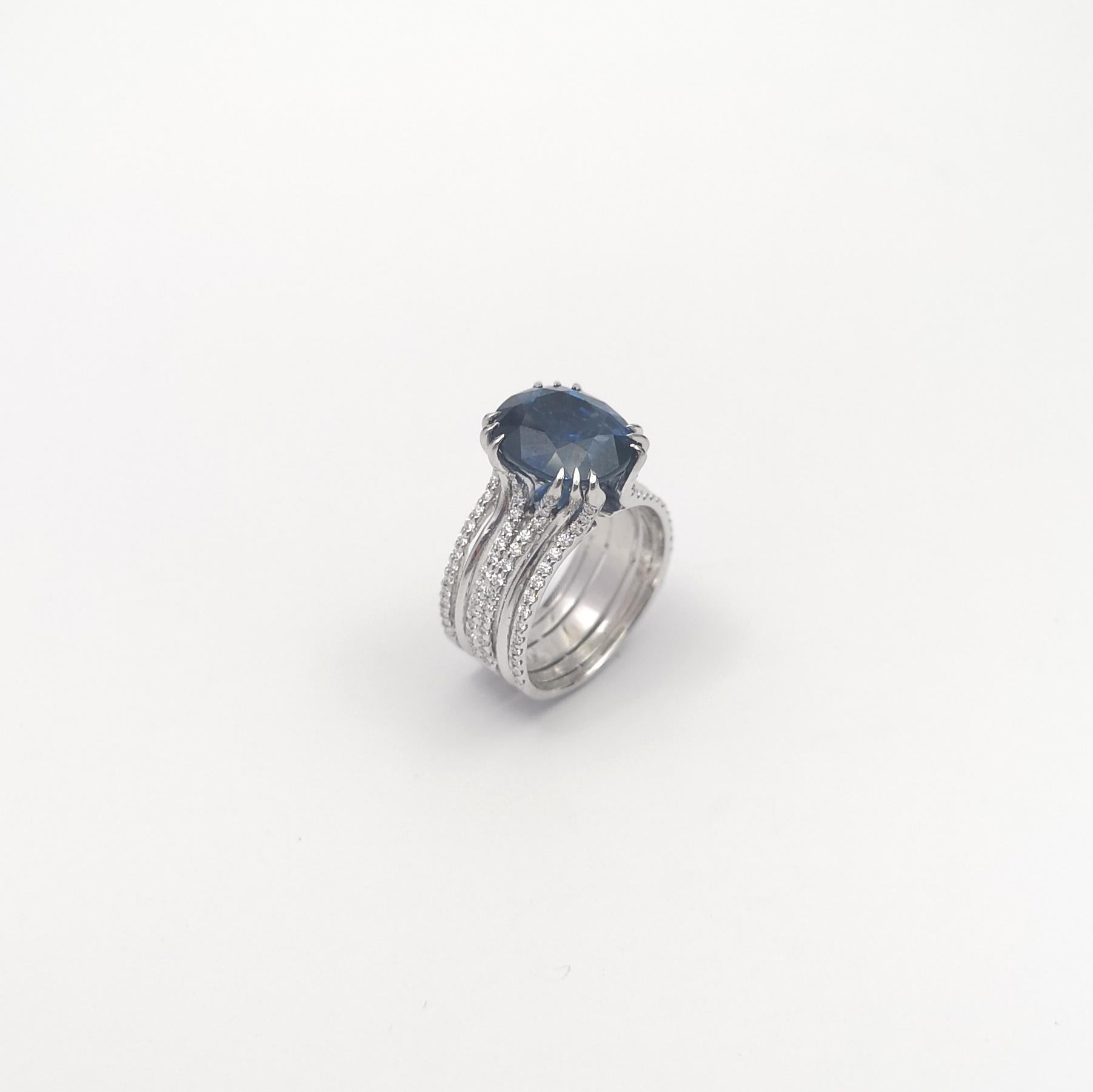 Blauer Saphir mit Diamantring in 18 Karat Weißgold gefasst im Angebot 13