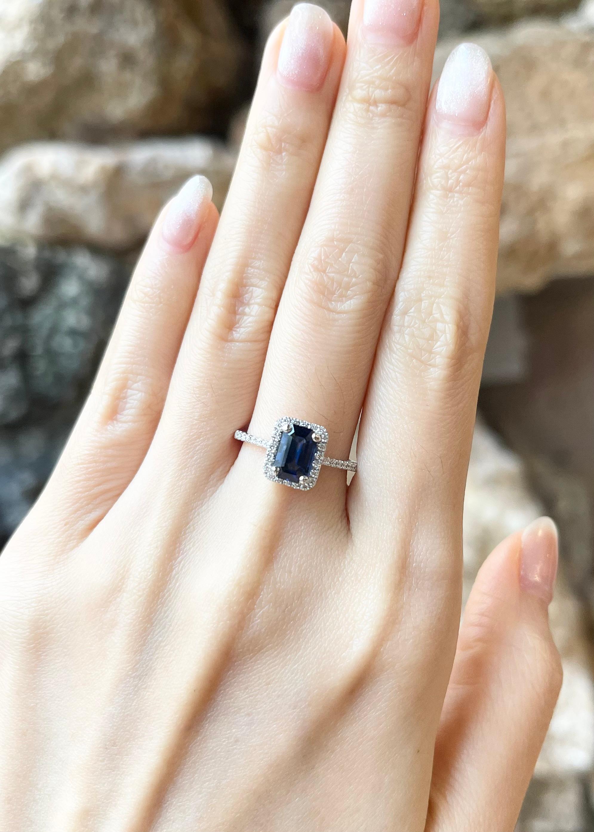 Saphir bleu 1,49 carats et diamant 0,21 carat bague en or blanc 18 carats

Largeur :  0.7 cm 
Longueur : 1.0 cm
Taille de l'anneau : 54
Poids total : 3,37 grammes

