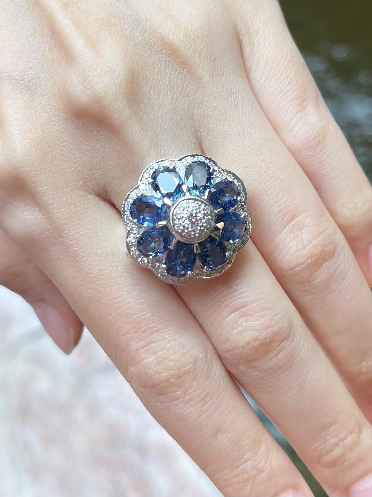 Blauer Saphir 7,20 Karat mit Diamant 0,59 Karat Ring in 18K Weißgold gefasst

Breite:  2.4 cm 
Länge: 2.4 cm
Ringgröße: 57
Gesamtgewicht: 16,09 Gramm

