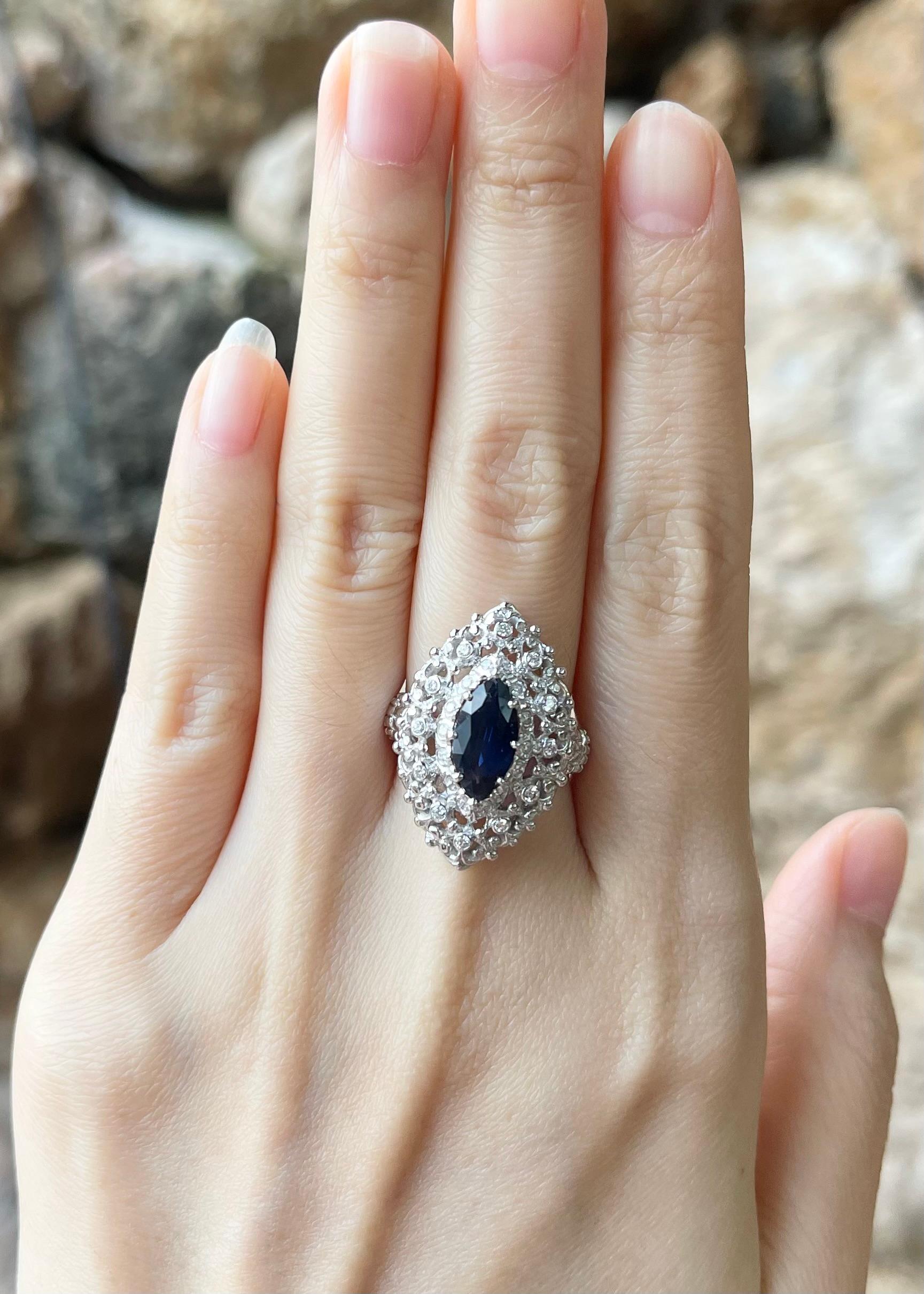 Blauer Saphir 1,85 Karat mit Diamant 0,34 Karat Ring in 18K Weißgold gefasst

Breite:  1,7 cm 
Länge: 2,6 cm
Ringgröße: 56
Gesamtgewicht: 8,14 Gramm

