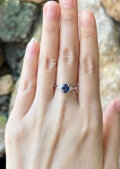 Blauer Saphir mit Diamantring in 18 Karat Weißgold gefasst