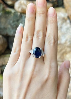 Blauer Saphir mit Diamantring in 18 Karat Weißgold gefasst