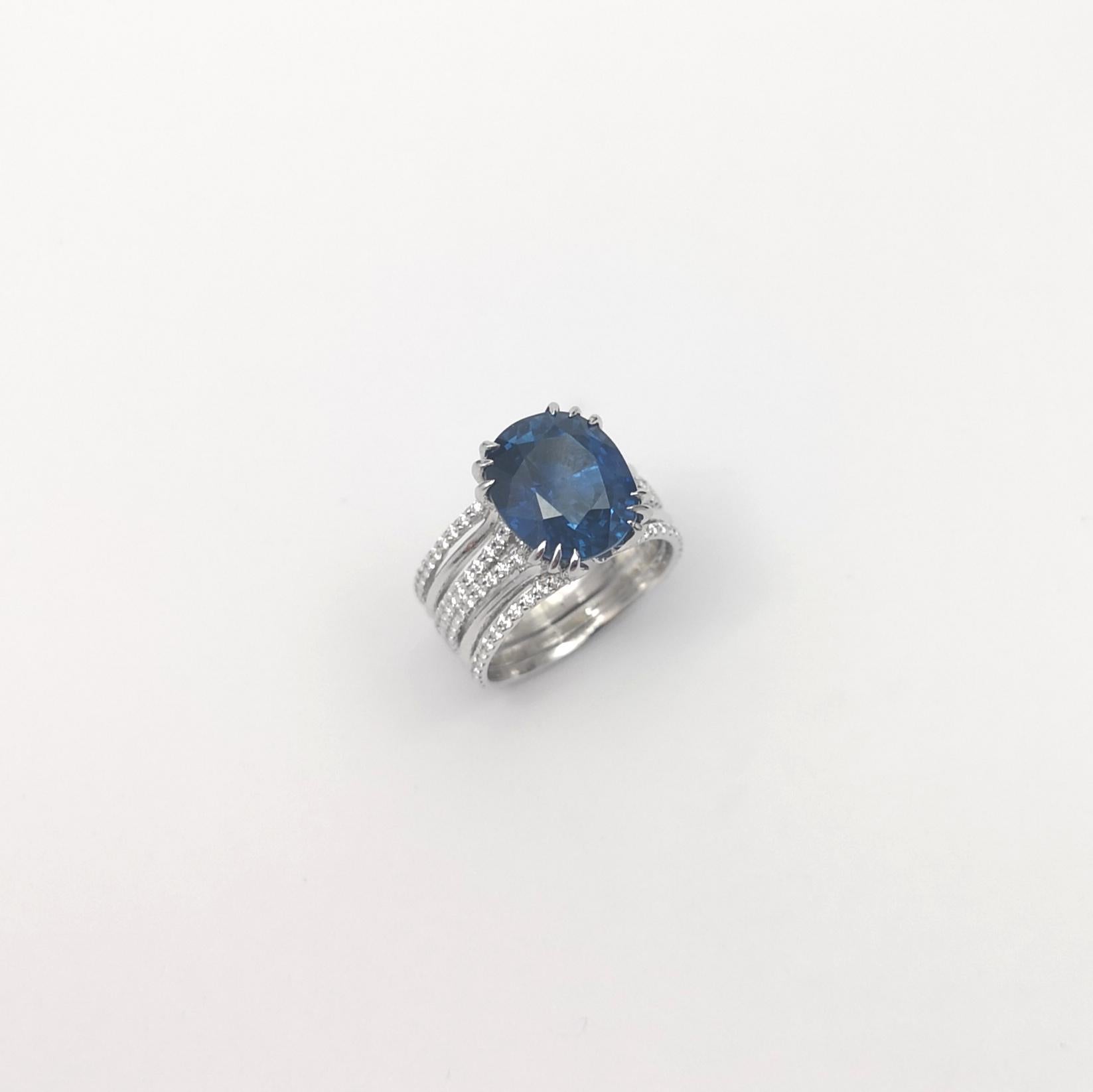 Blauer Saphir mit Diamantring in 18 Karat Weißgold gefasst im Angebot 14