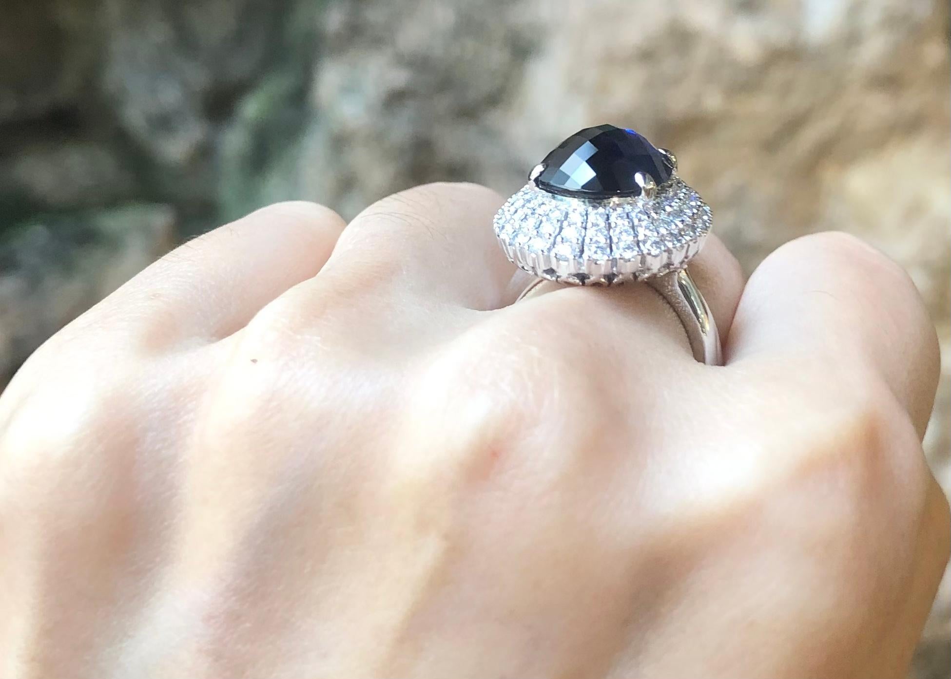 Contemporain Bague en saphir bleu et diamants sertis en or blanc 18K en vente