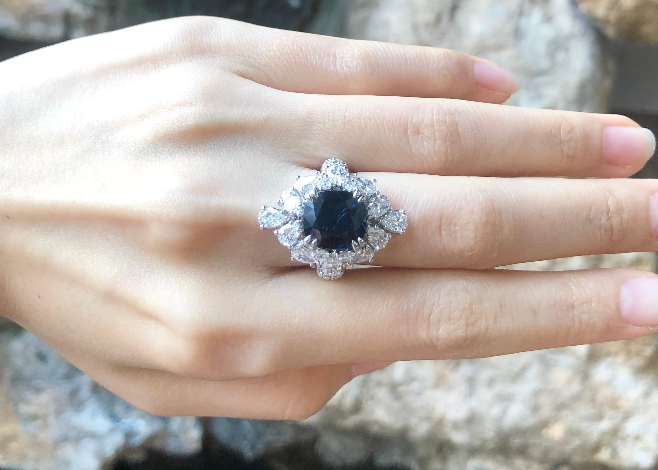Blauer Saphir mit Diamantring in 18 Karat Weißgold gefasst (Zeitgenössisch) im Angebot