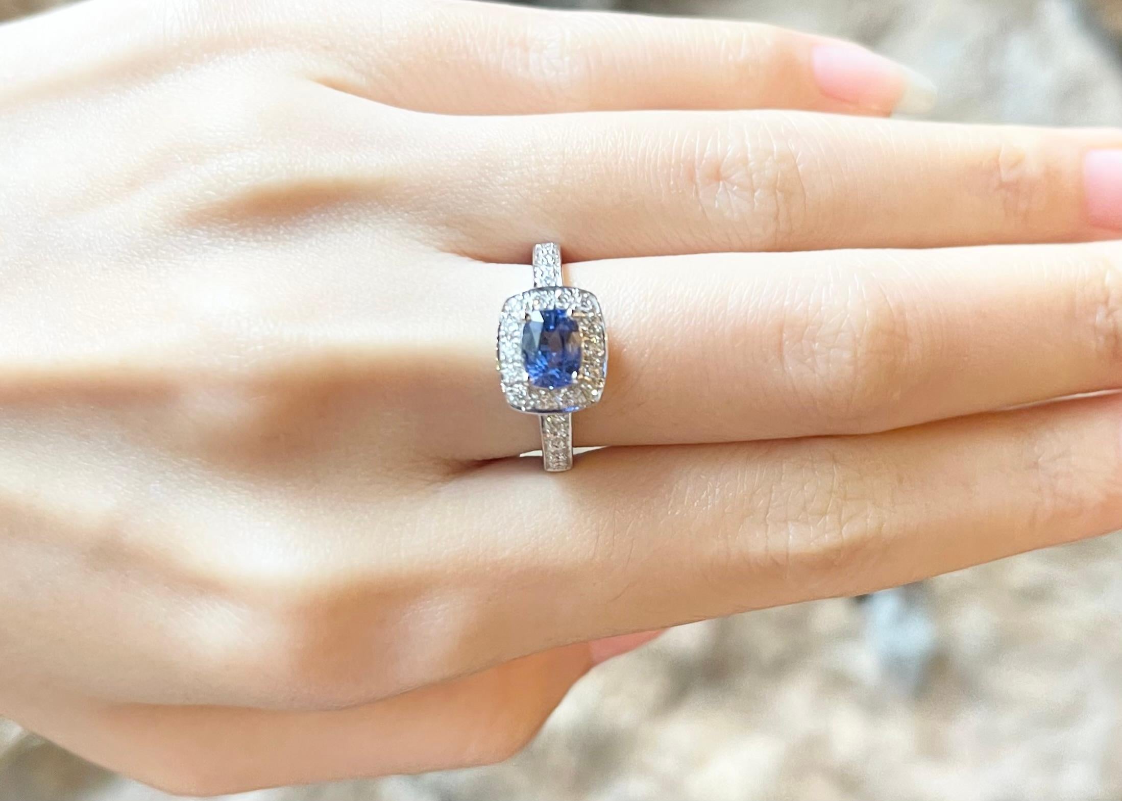 Contemporain Bague en saphir bleu et diamants sertis en or blanc 18K en vente