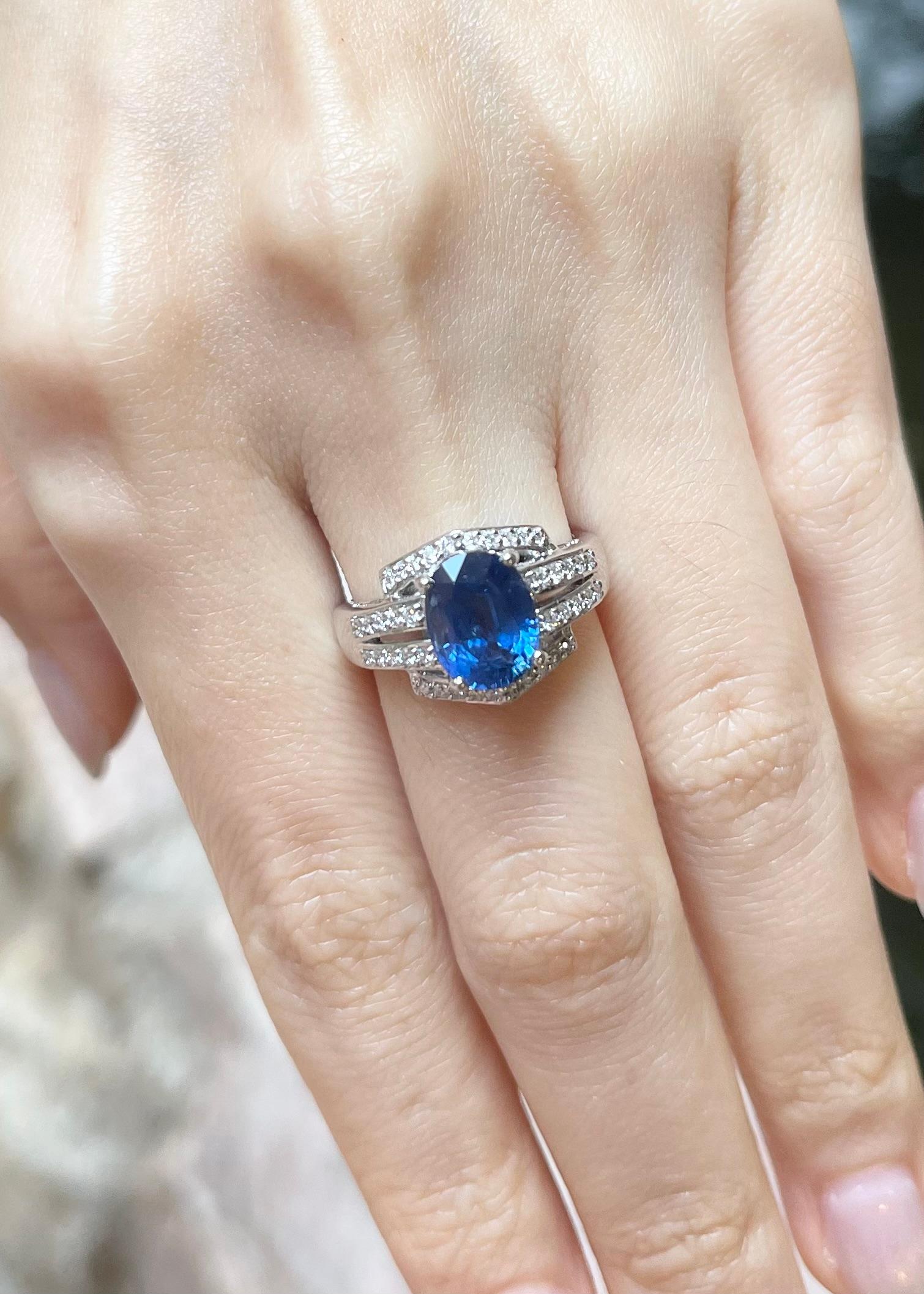 Contemporain Bague en saphir bleu et diamants sertis en or blanc 18K en vente