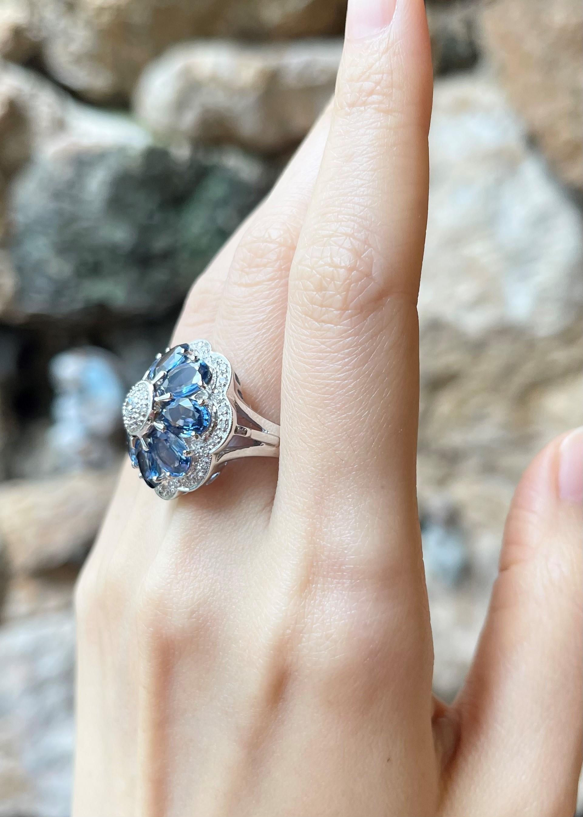 Blauer Saphir mit Diamantring in 18 Karat Weißgold gefasst (Zeitgenössisch) im Angebot