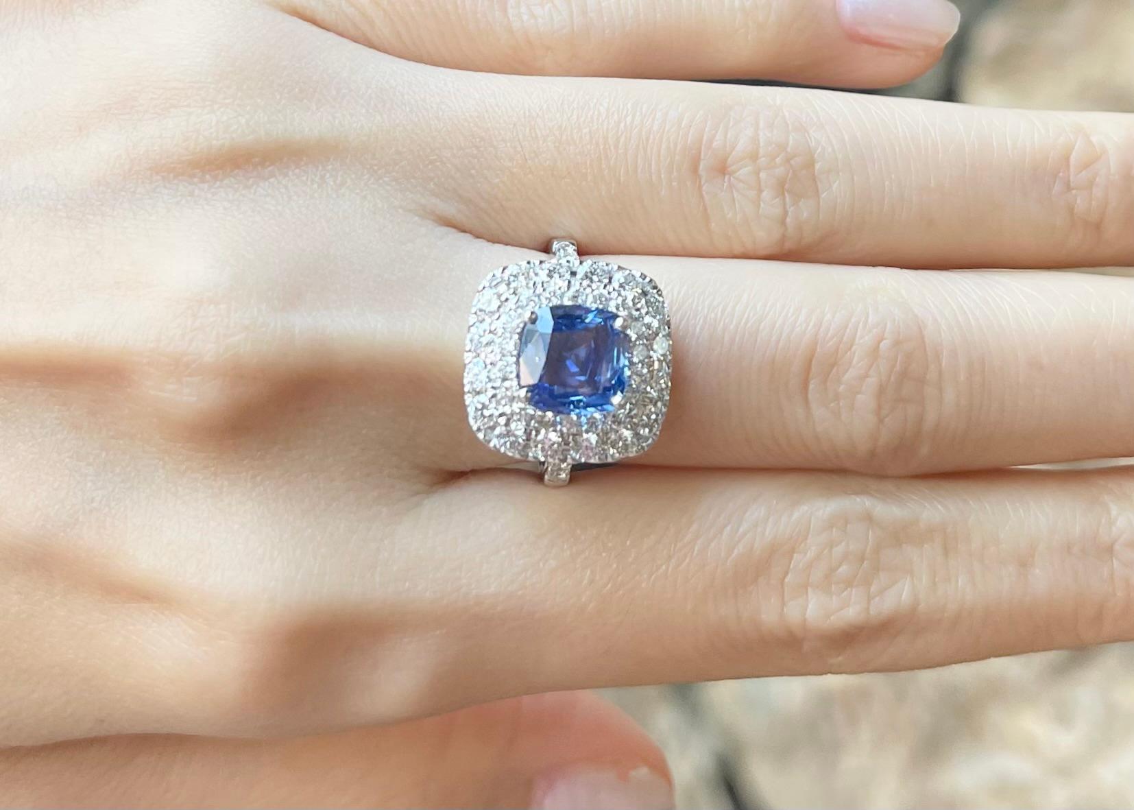 Contemporain Bague en saphir bleu et diamants sertis en or blanc 18K en vente