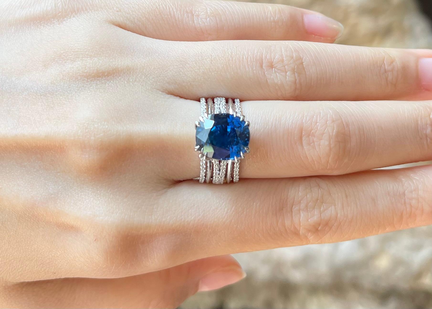 Blauer Saphir mit Diamantring in 18 Karat Weißgold gefasst (Zeitgenössisch) im Angebot