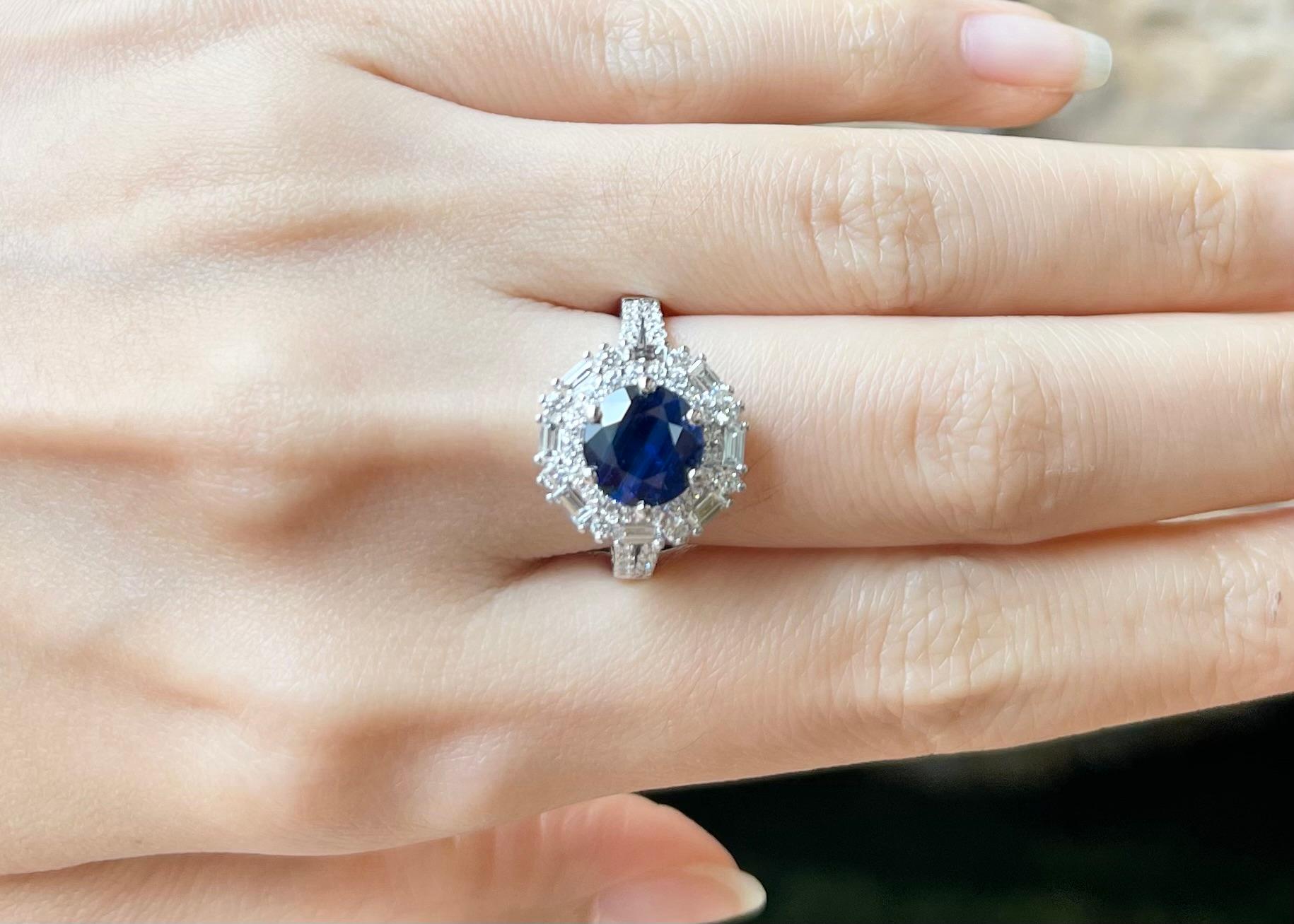 Blauer Saphir mit Diamantring in 18 Karat Weißgold gefasst (Zeitgenössisch) im Angebot
