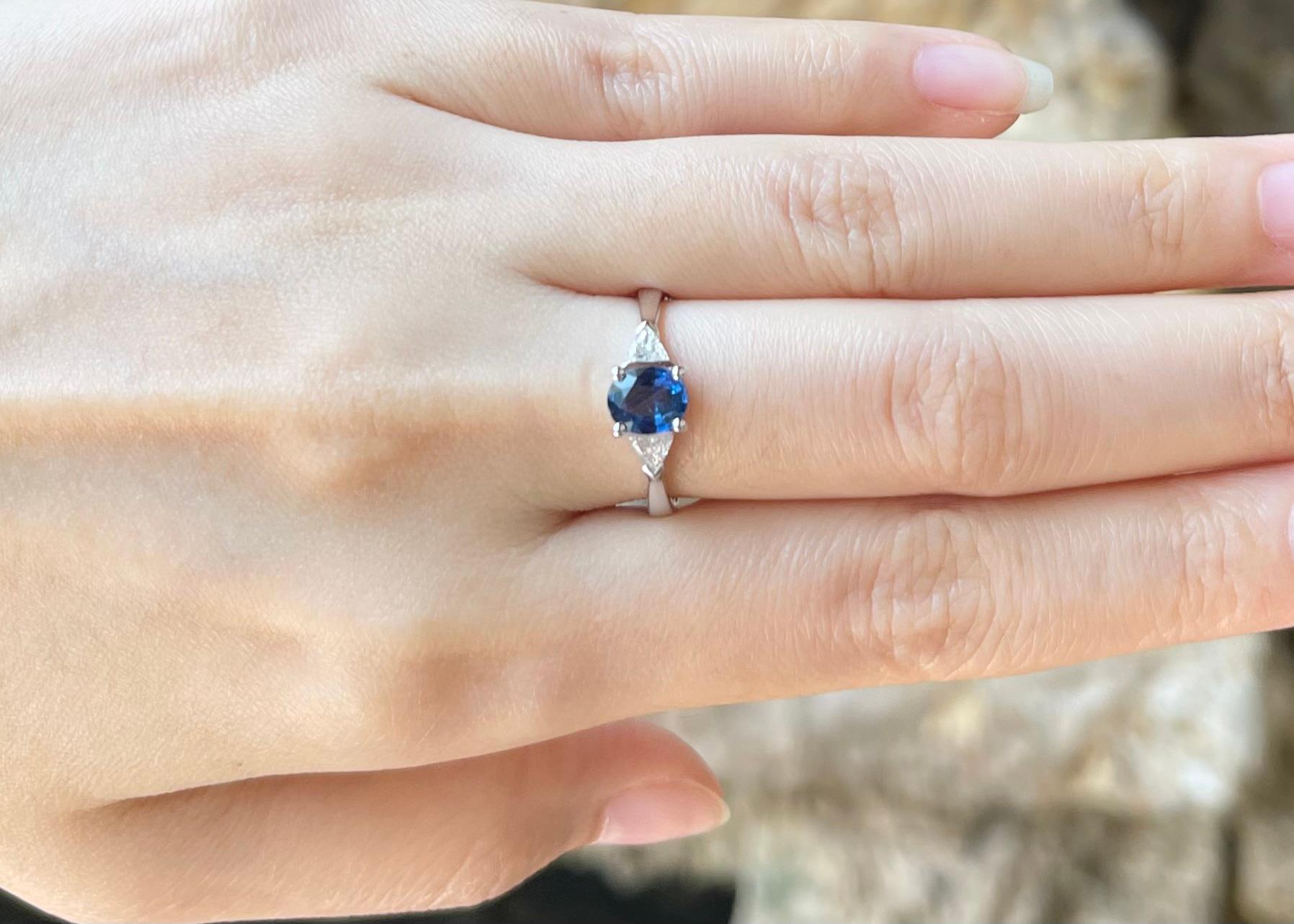 Blauer Saphir mit Diamantring in 18 Karat Weißgold gefasst (Zeitgenössisch) im Angebot